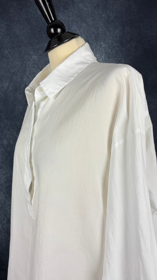 Blouse blanche en fin coton coupe ample Cos, taille 12. Vue de l'encolure.