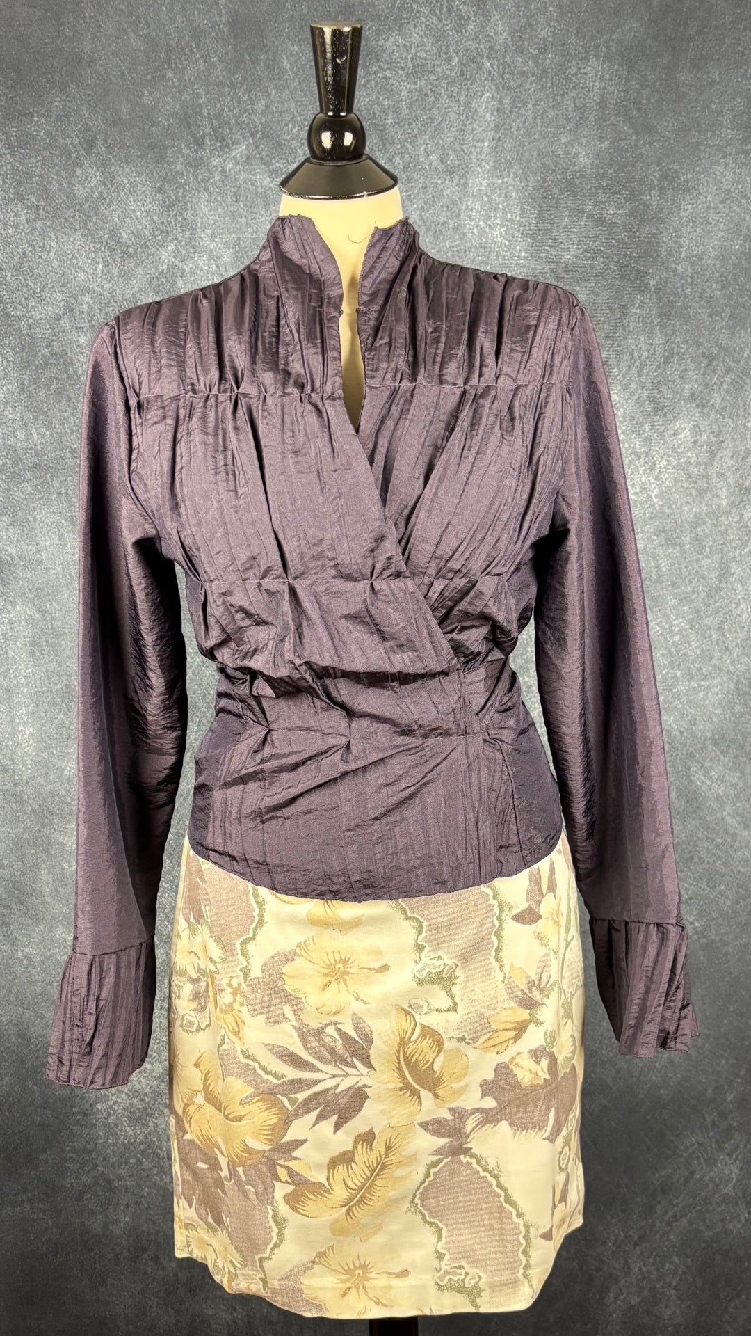Blouse cache-coeur froissée mauve foncée Rinascimento, taille large (medium), modèle Camicia. Vue de l'agencement avec la jupe florale Lisette L.