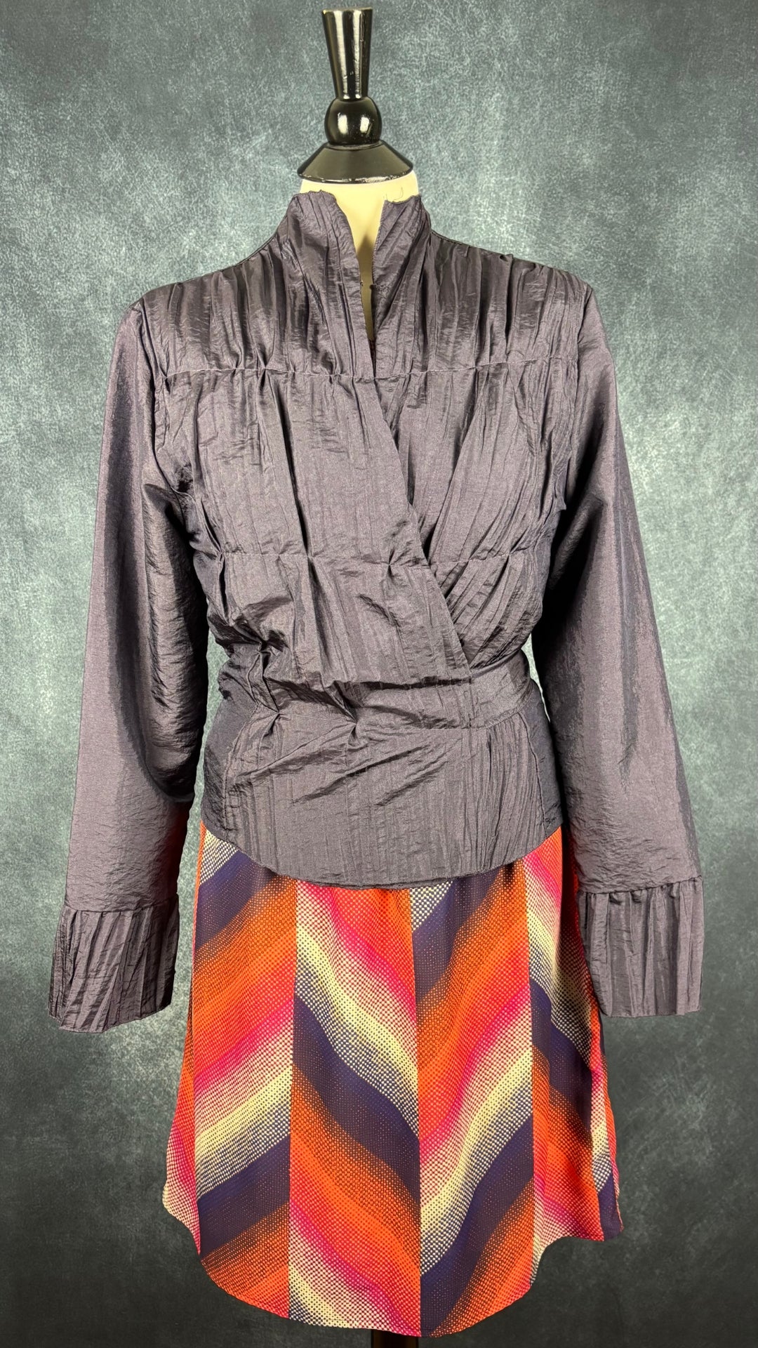 Blouse cache-coeur froissée mauve foncée Rinascimento, taille large (medium), modèle Camicia. Vue de l'agencement avec la robe colorée Banana Republic.