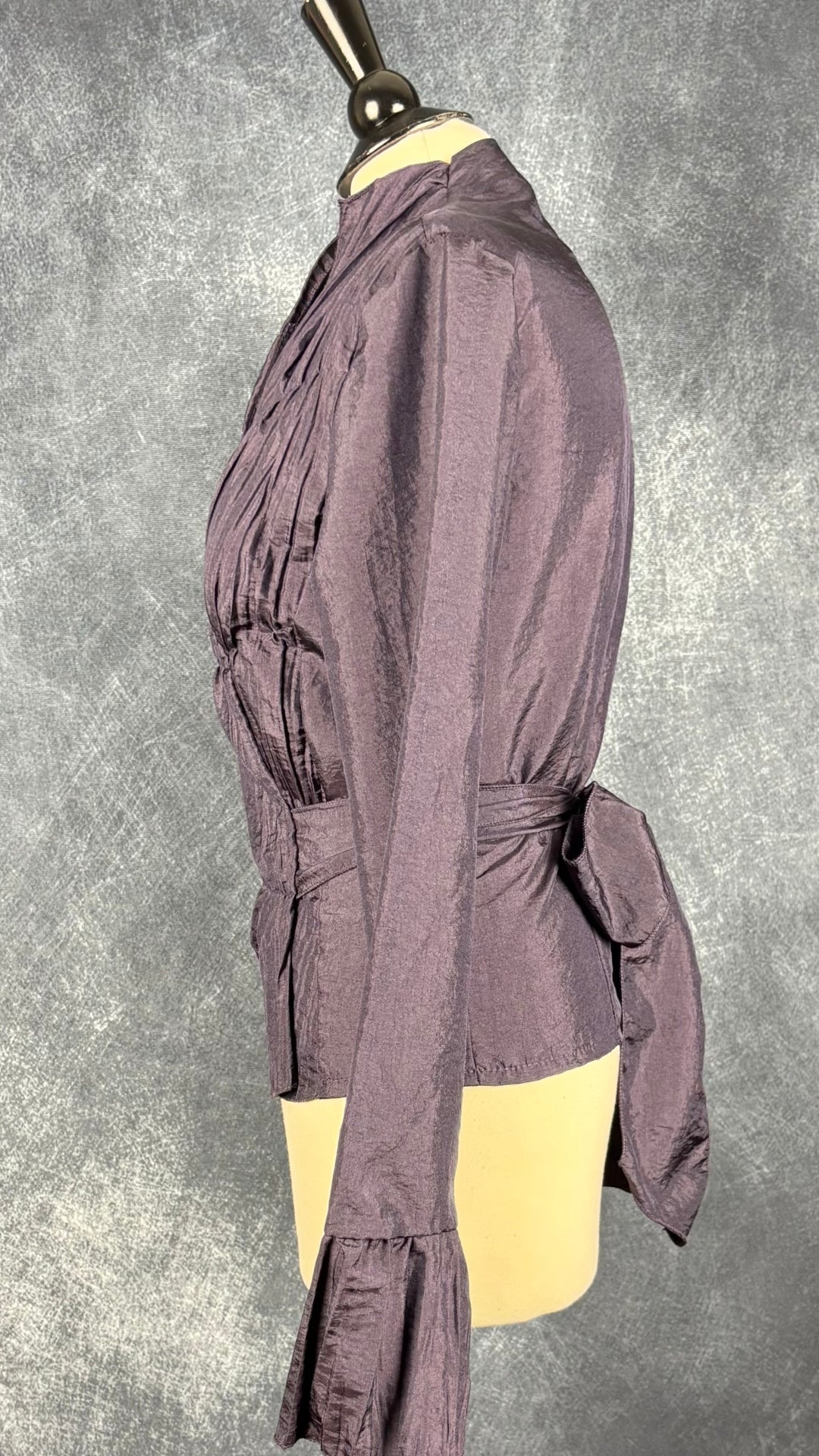 Blouse cache-coeur froissée mauve foncée Rinascimento, taille large (medium), modèle Camicia. Vue de côté.