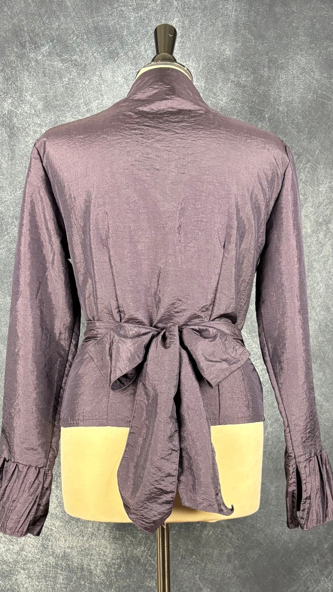 Blouse cache-coeur froissée mauve foncée Rinascimento, taille large (medium), modèle Camicia. Vue de dos.