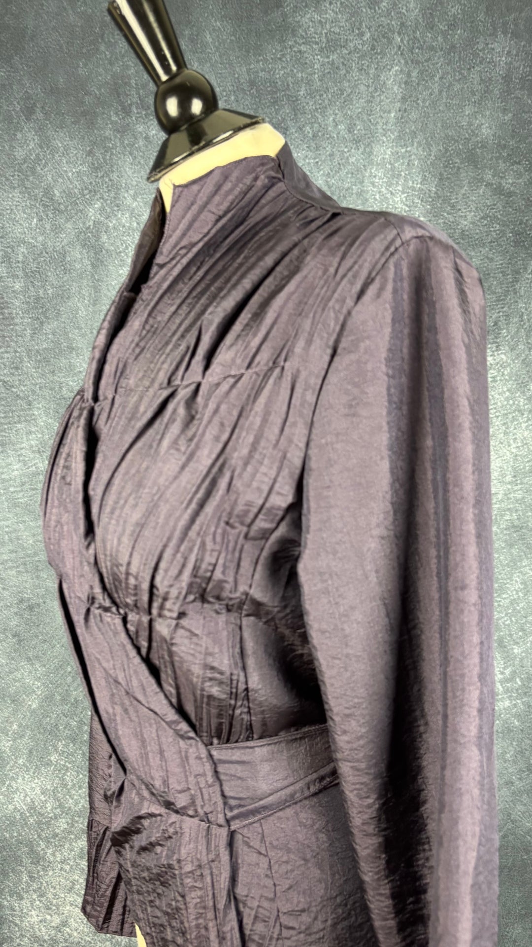 Blouse cache-coeur froissée mauve foncée Rinascimento, taille large (medium), modèle Camicia. Vue de l'encolure.