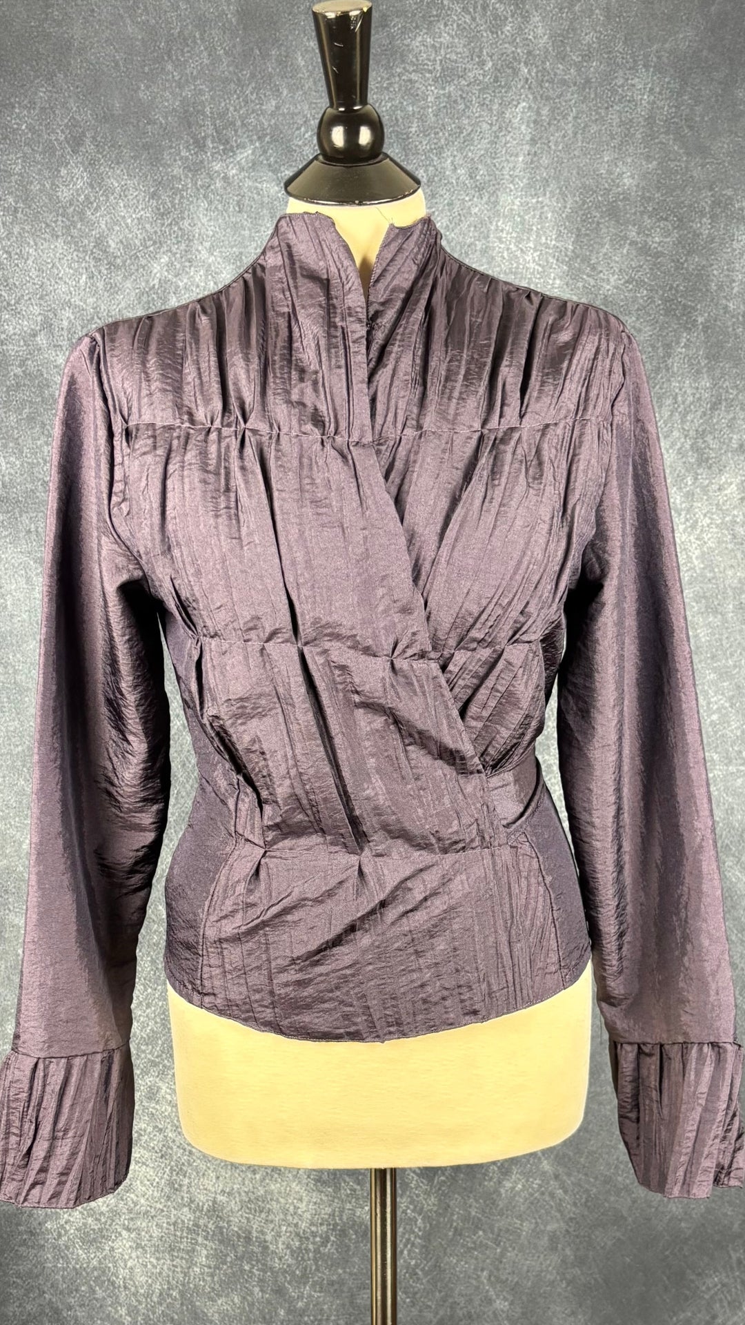 Blouse cache-coeur froissée mauve foncée Rinascimento, taille large (medium), modèle Camicia. Vue de face.