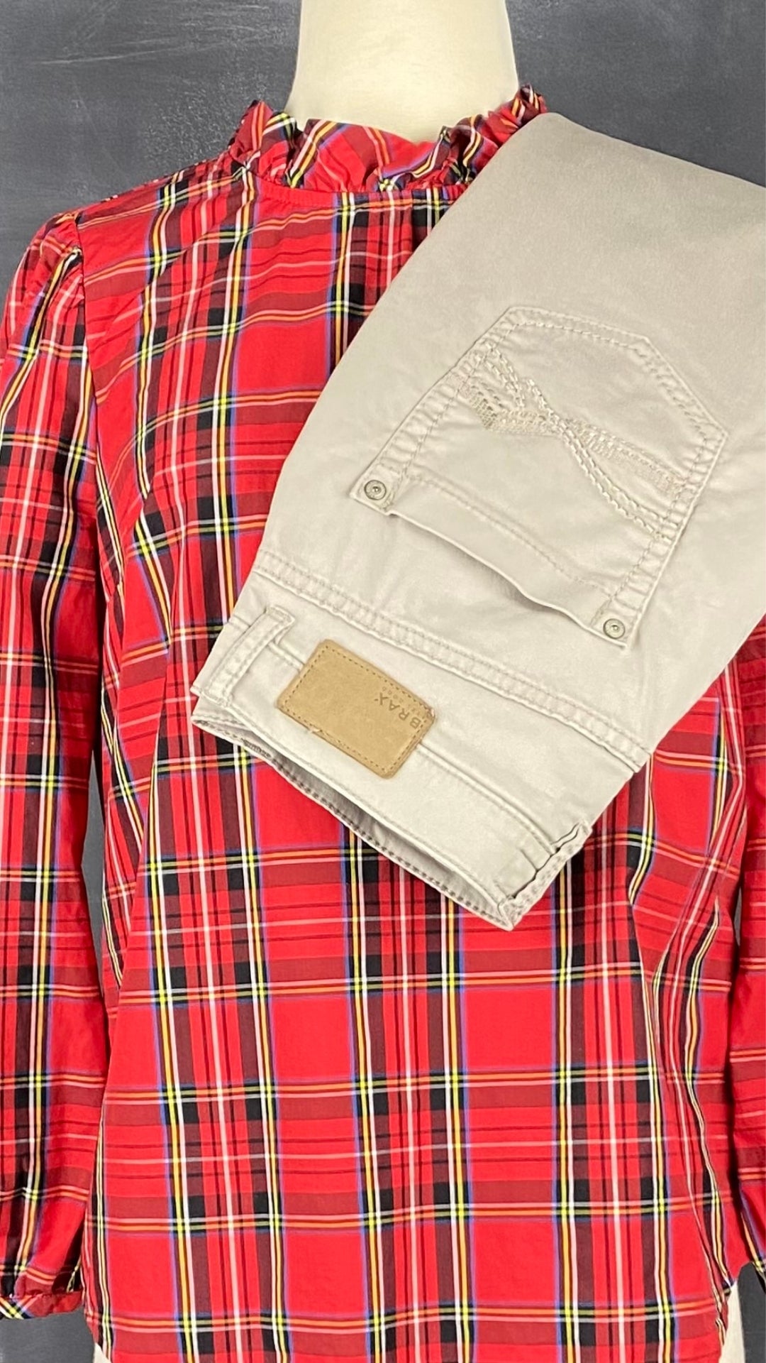 Blouse en coton tartan col montant J. Crew, taille xs (s). Vue de l'agencement au pantalon Brax taupe.