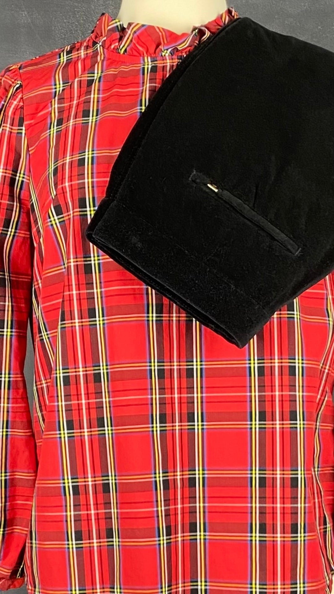 Blouse en coton tartan col montant J. Crew, taille xs (s). Vue de l'agencement au pantalon en velours Massimo Dutti.