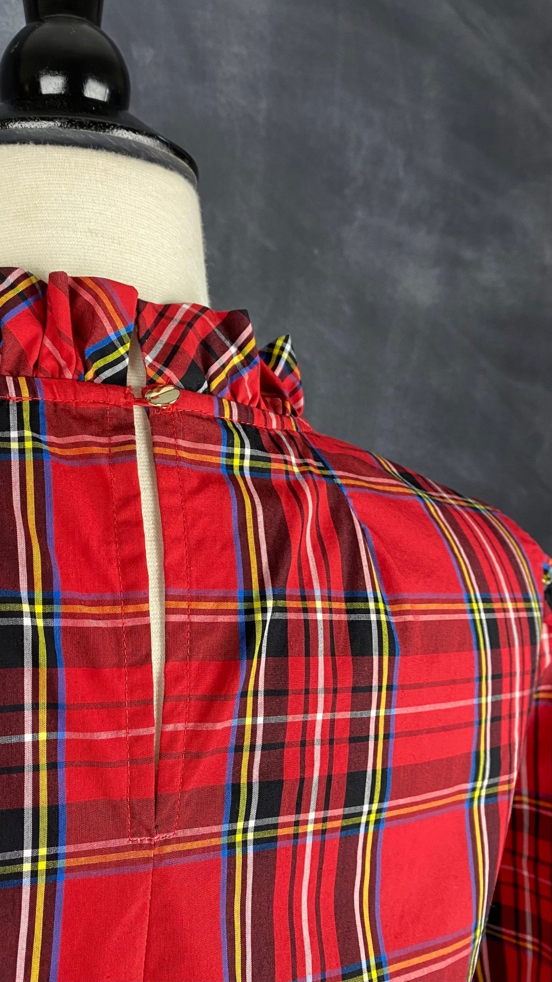 Blouse en coton tartan col montant J. Crew, taille xs (s). Vue de l'encolure, de dos.