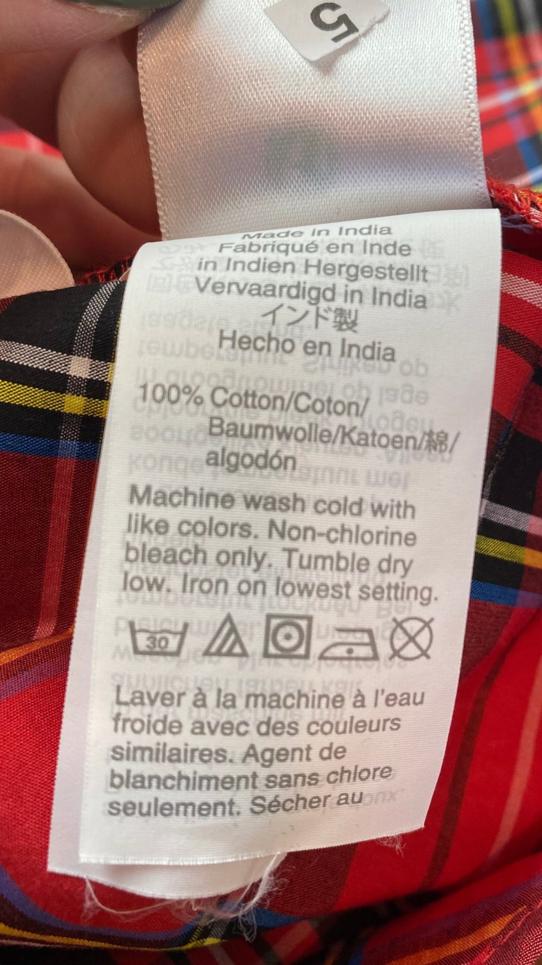 Blouse en coton tartan col montant J. Crew, taille xs (s). Vue de l'étiquette de composition et entretien.