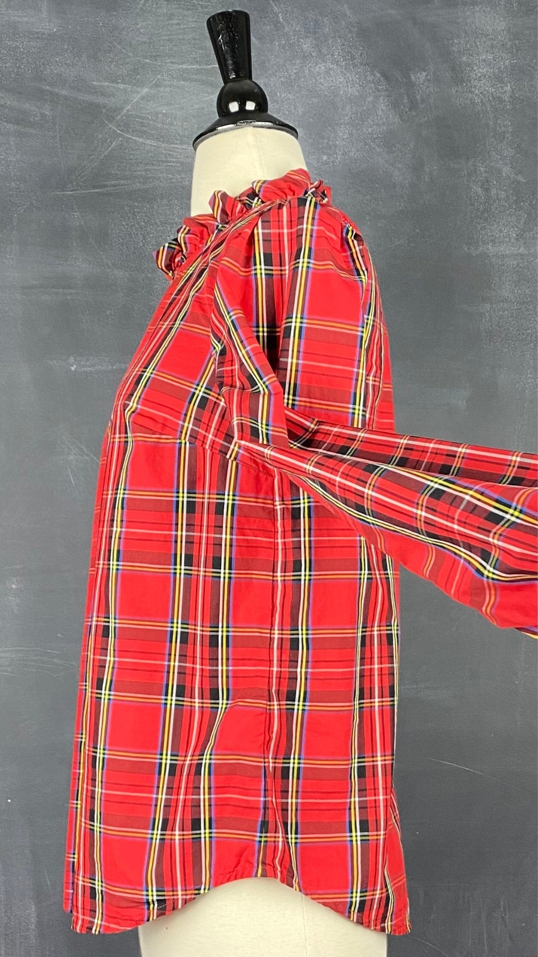 Blouse en coton tartan col montant J. Crew, taille xs (s). Vue de côté, manche relevée.