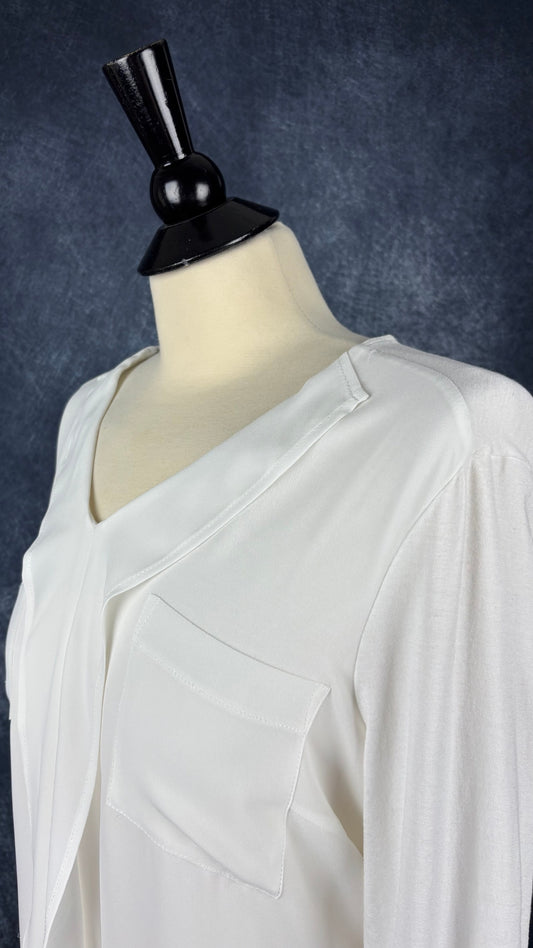 Blouse crème bi-matière à volant central Olsen, taille medium. Vue de l'encolure.