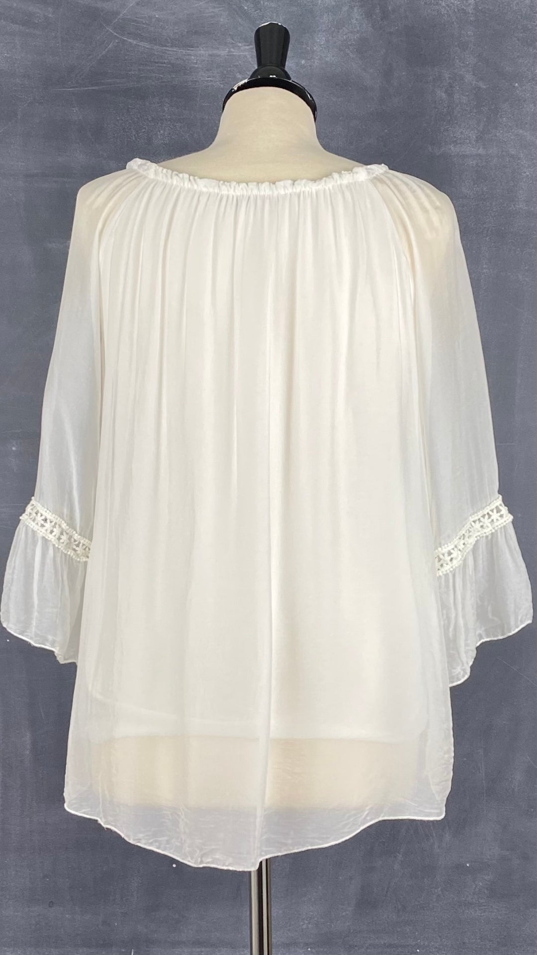 Blouse de type doll blouse vaporeuse de couleur crème en mélange de soie et viscose. Marque Bellaambra, taille small. Vue de dos.