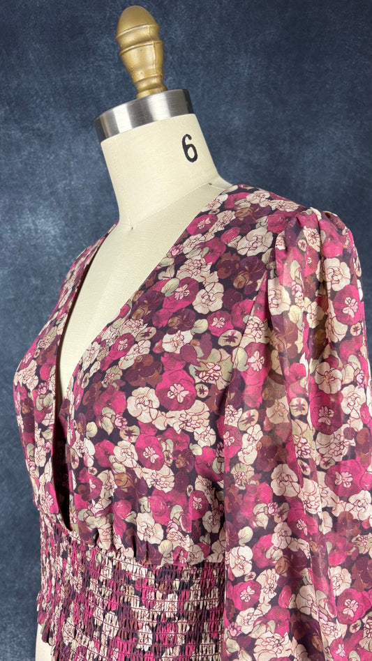 Blouse florale automnale à encolure croisée et taille ruchée extensible Wilfred, taille medium. Vue de l'encolure.