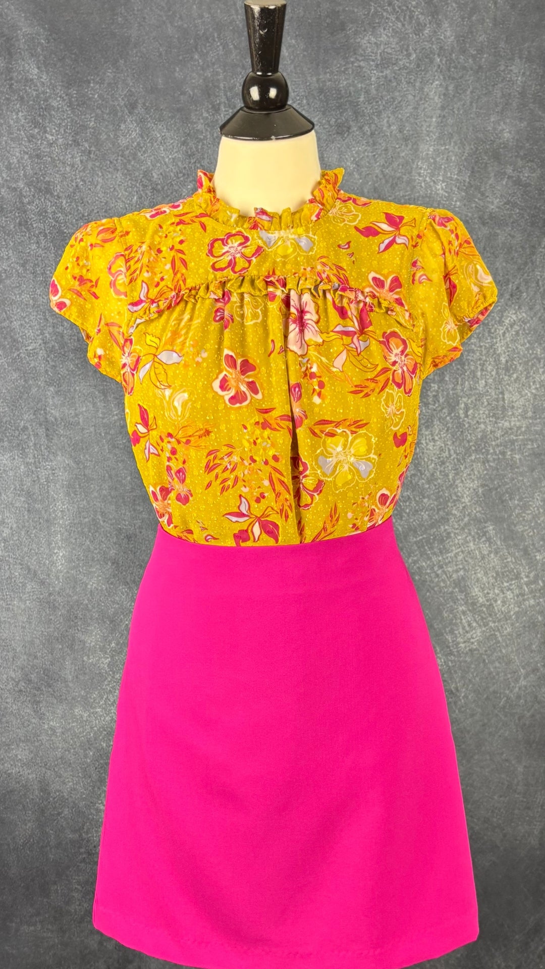 Blouse florale colorée Joie, taille medium. Vue de l'agencement avec la jupe fuchsia Joie.