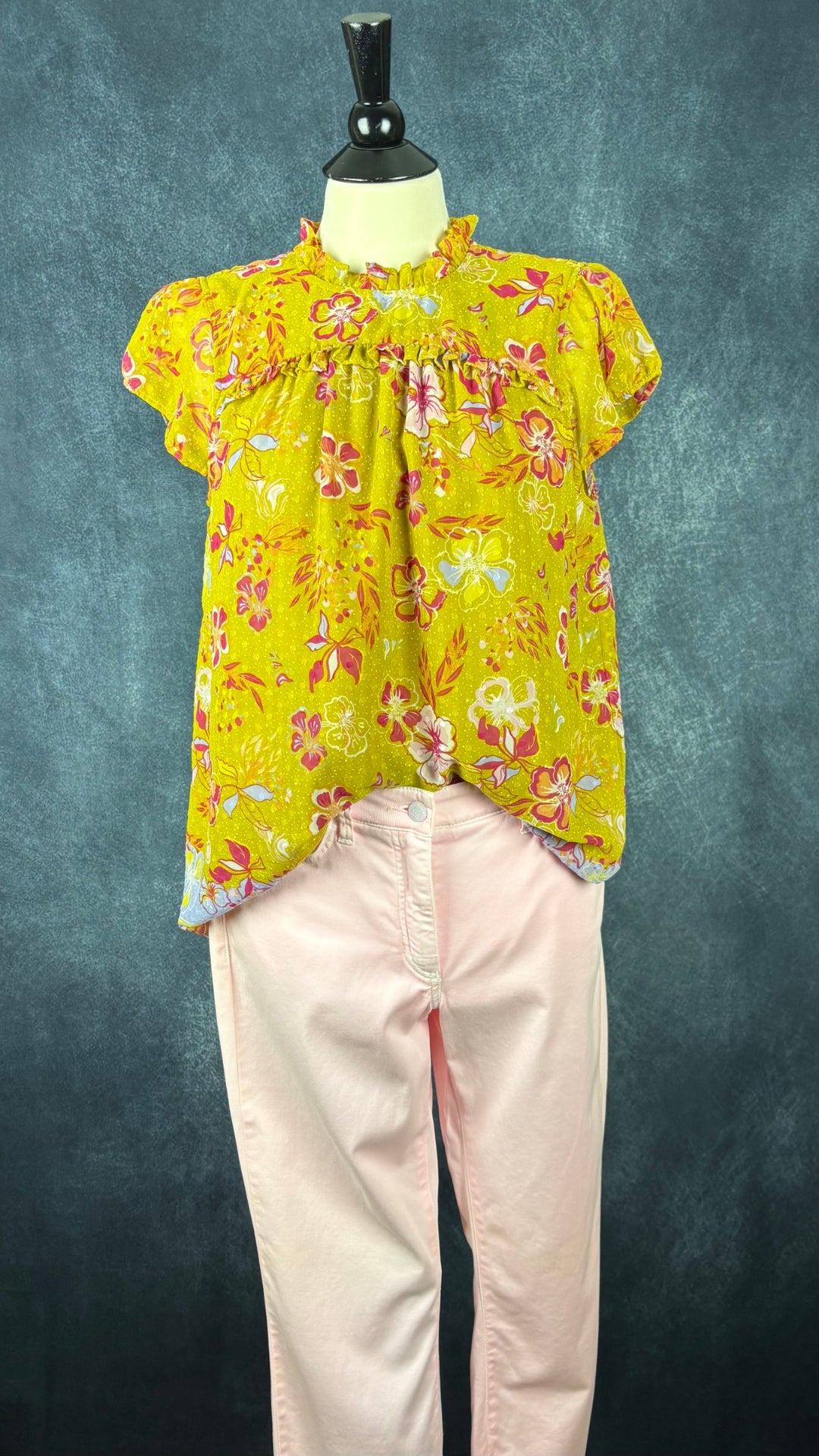 Blouse florale colorée Joie, taille medium. Vue de l'agencement avec le pantalon rose doux Cambio.