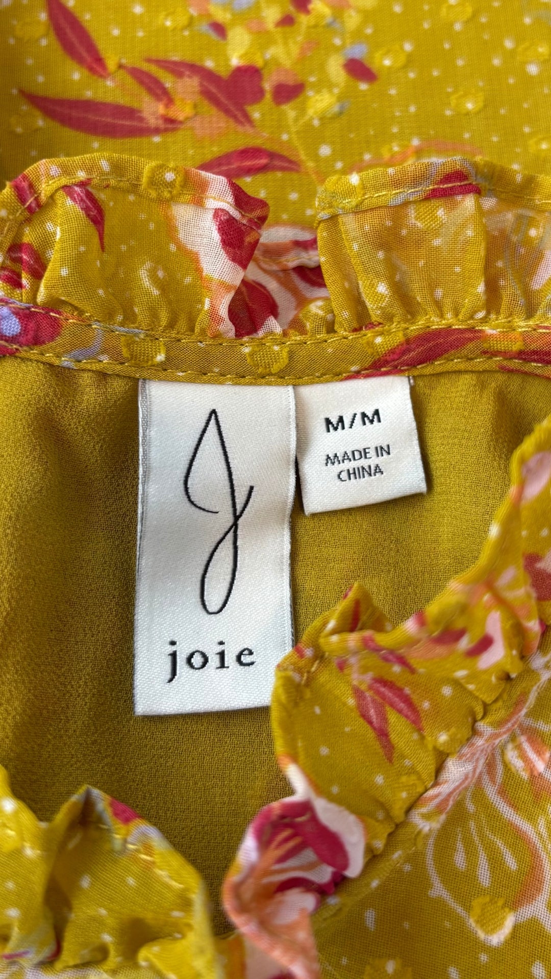 Blouse florale colorée Joie, taille medium. Vue de l'étiquette.