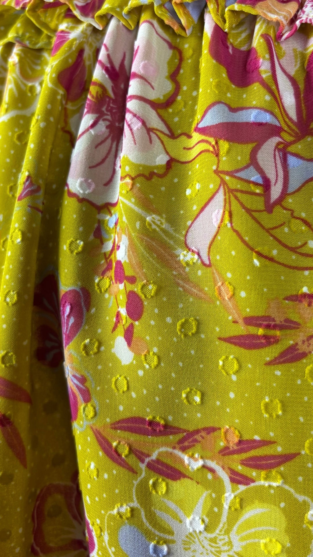 Blouse florale colorée Joie, taille medium. Vue de près du tissu.