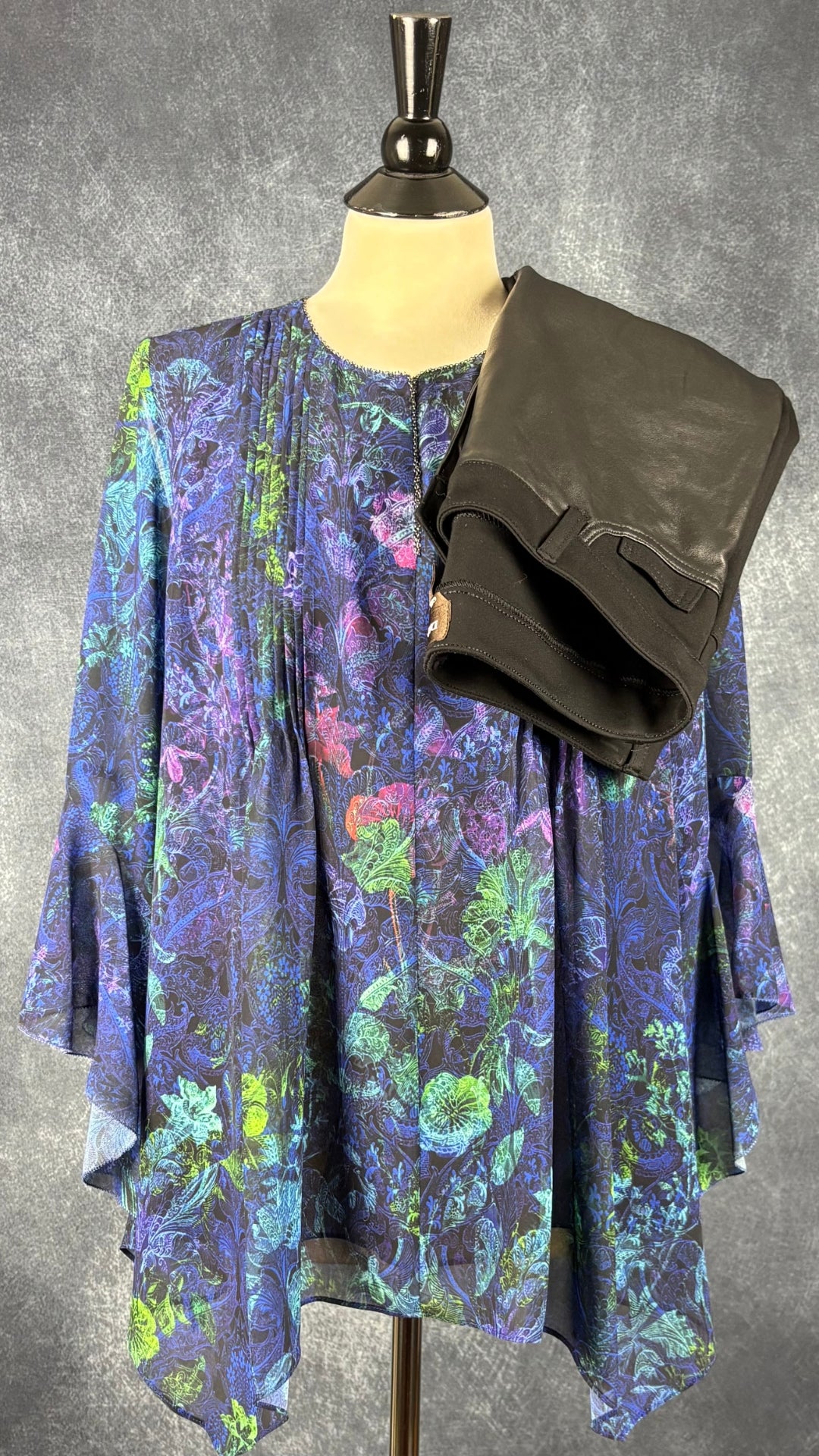Blouse fluide colorée encolure chaînette T Tahari, taille medium. Vue de l'agencement avec le pantalon en cuir Danier.