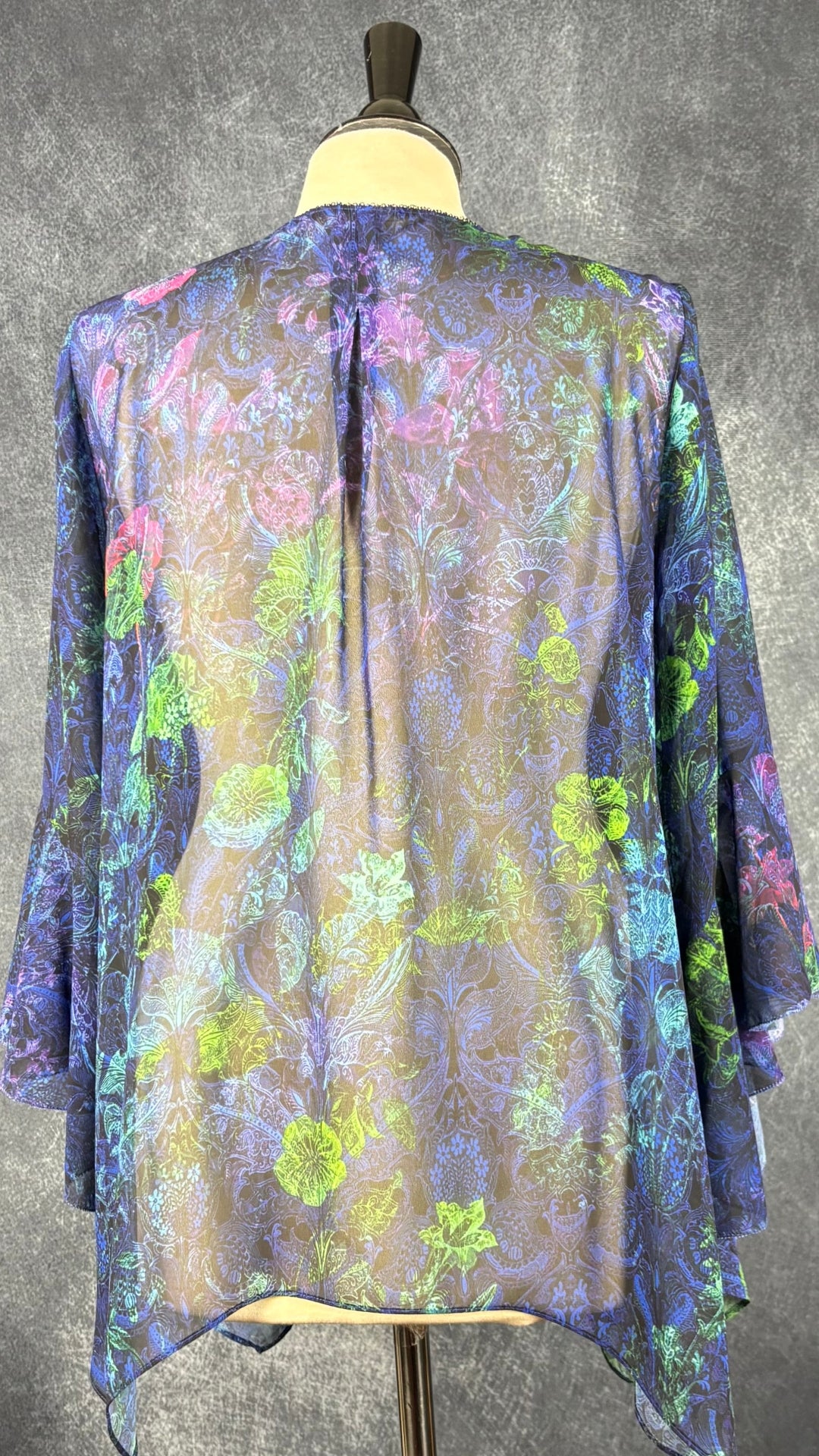Blouse fluide colorée encolure chaînette T Tahari, taille medium. Vue de dos.