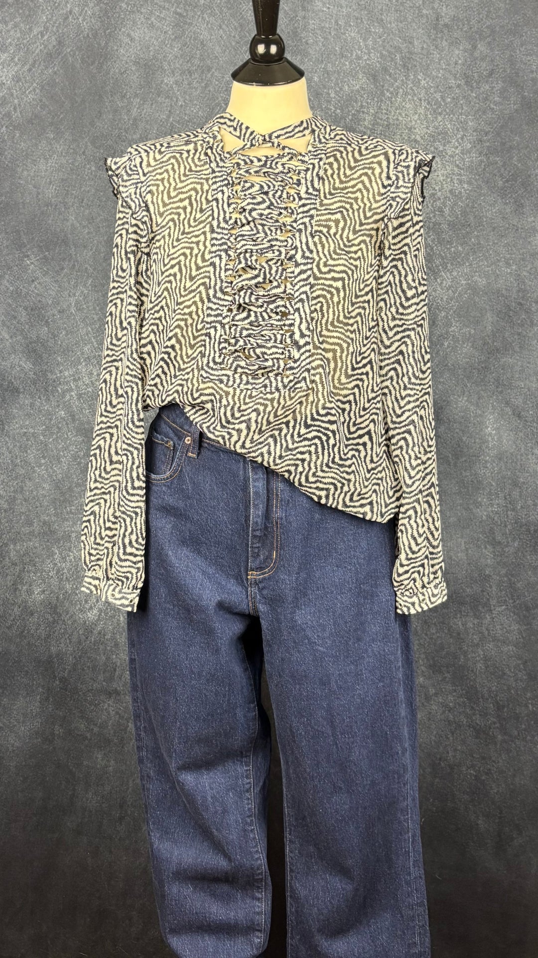 Blouse fluide crème à motifs zigzag Scotch & Soda, taille estimée à small/medium. Vue de l'agencement avec le jeans Denim Forum Uma.