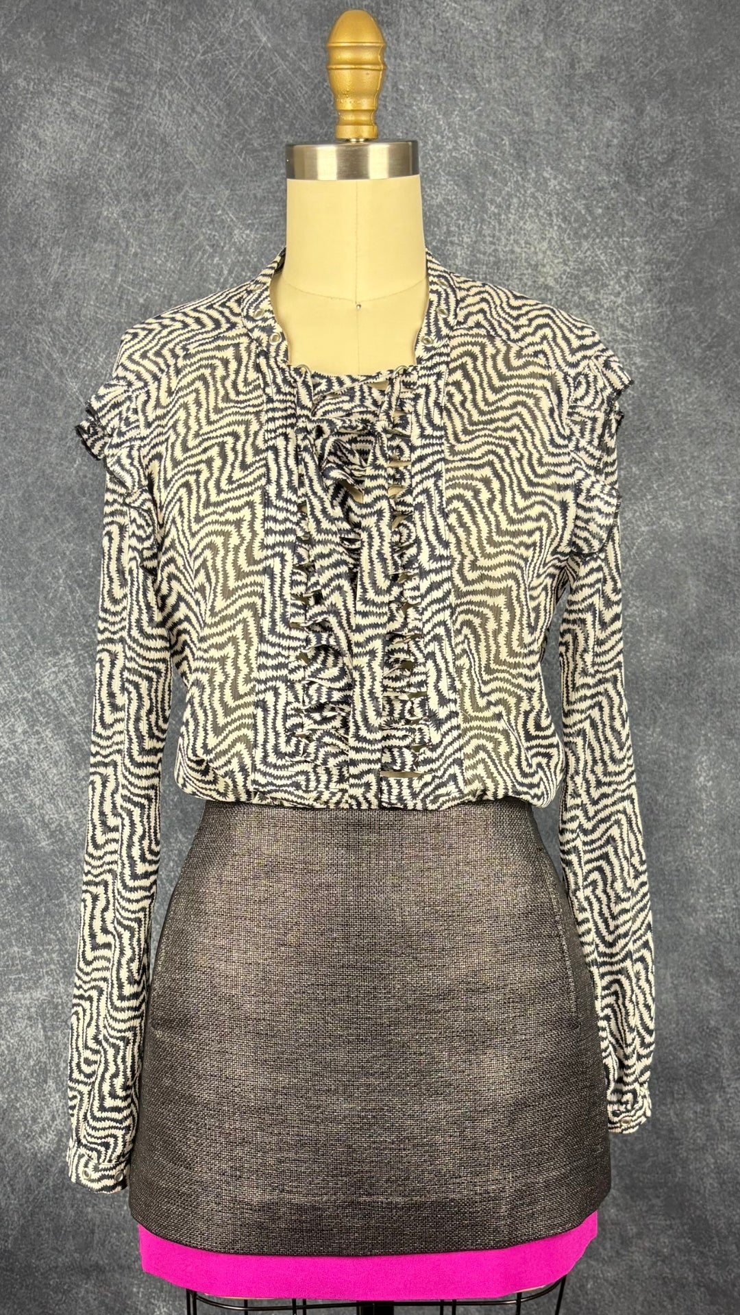 Blouse fluide crème à motifs zigzag Scotch & Soda, taille estimée à small/medium. Vue de l'agencement avec la jupe texturée Diane Von Furstenberg.