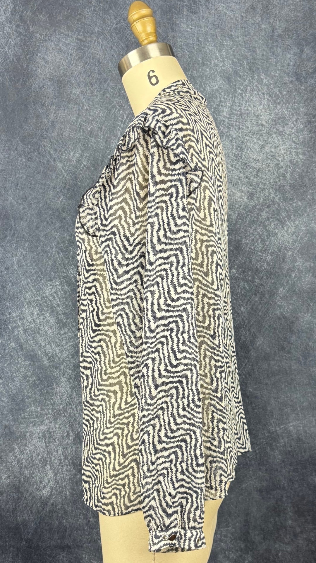 Blouse fluide crème à motifs zigzag Scotch & Soda, taille estimée à small/medium. Vue de côté.