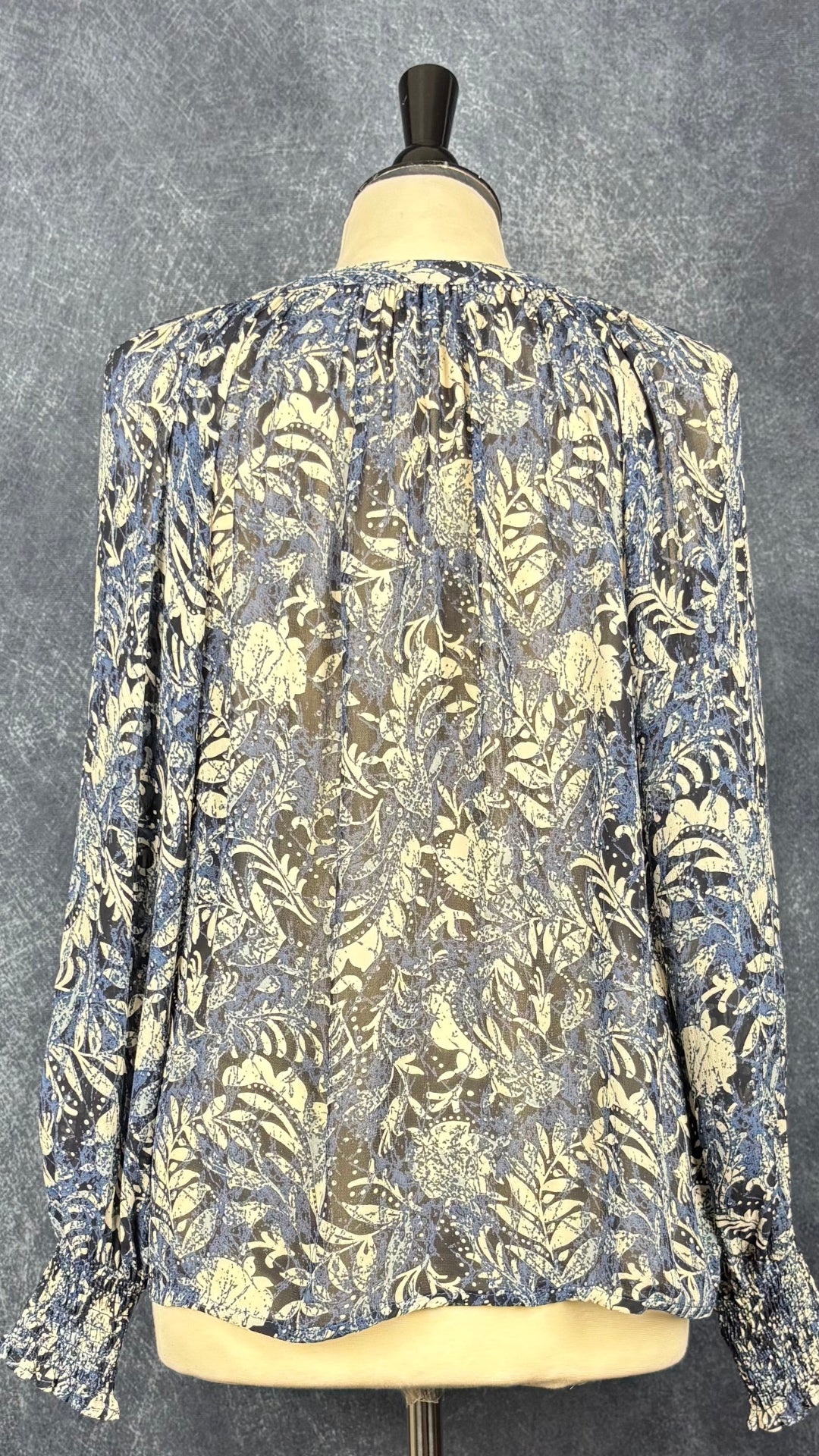 Blouse fluide légèrement translucide à motifs de feuillages crème et bleu Part Two, taille 36 (s). Vue de dos.