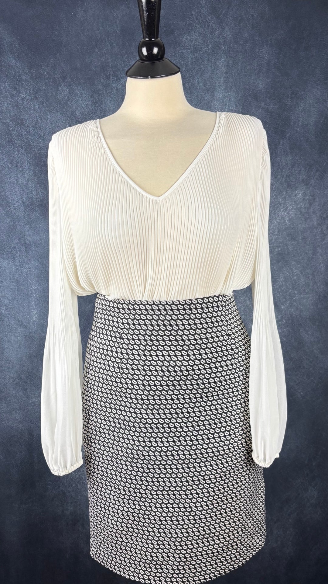 Blouse fluide plissée crème Wilfred, modèle Daydreamer, taille medium. Vue de l'agencement avec la jupe droite à motifs de lèvres Tristan.