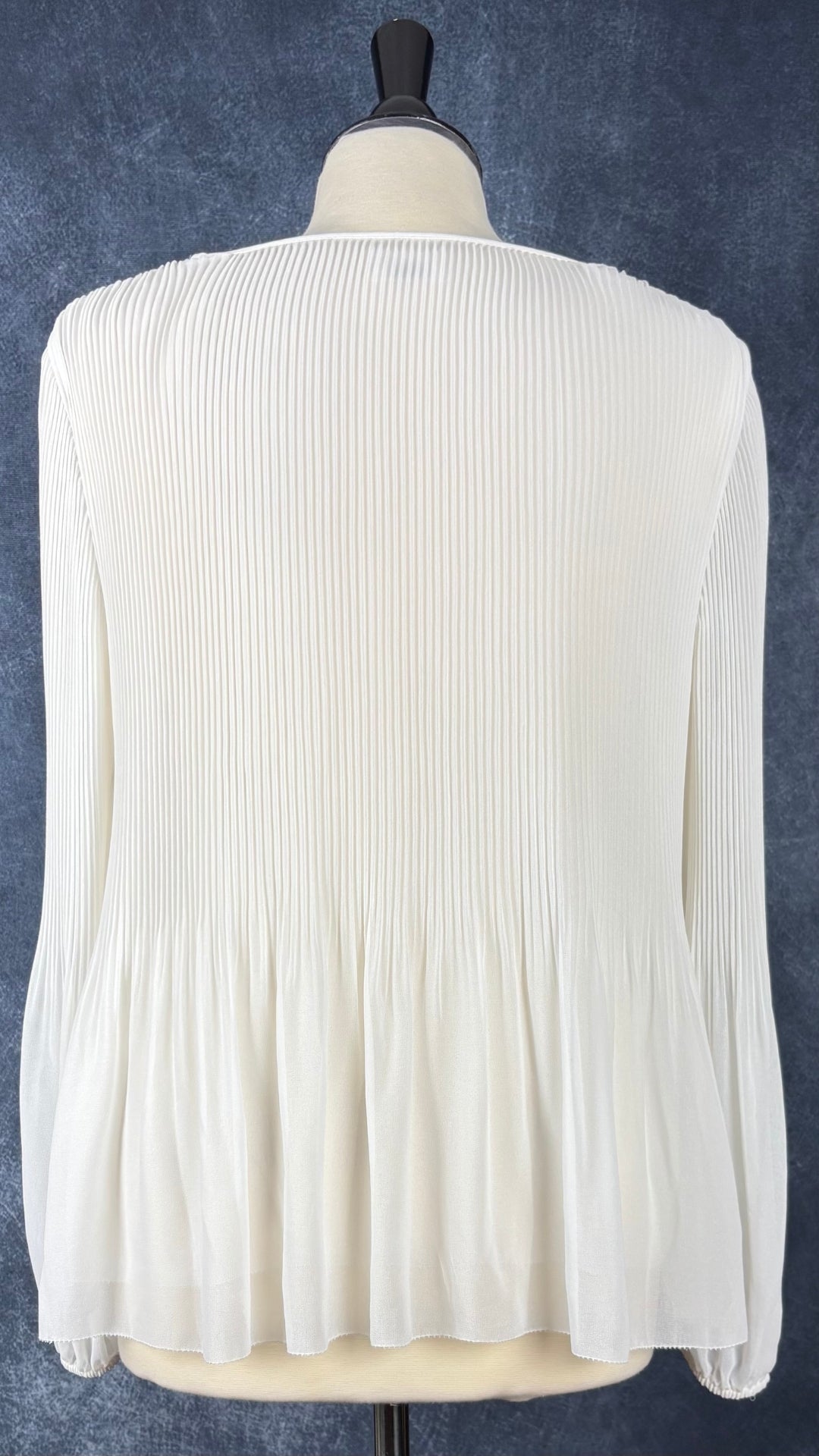 Blouse fluide plissée crème Wilfred, modèle Daydreamer, taille medium. Vue de dos.