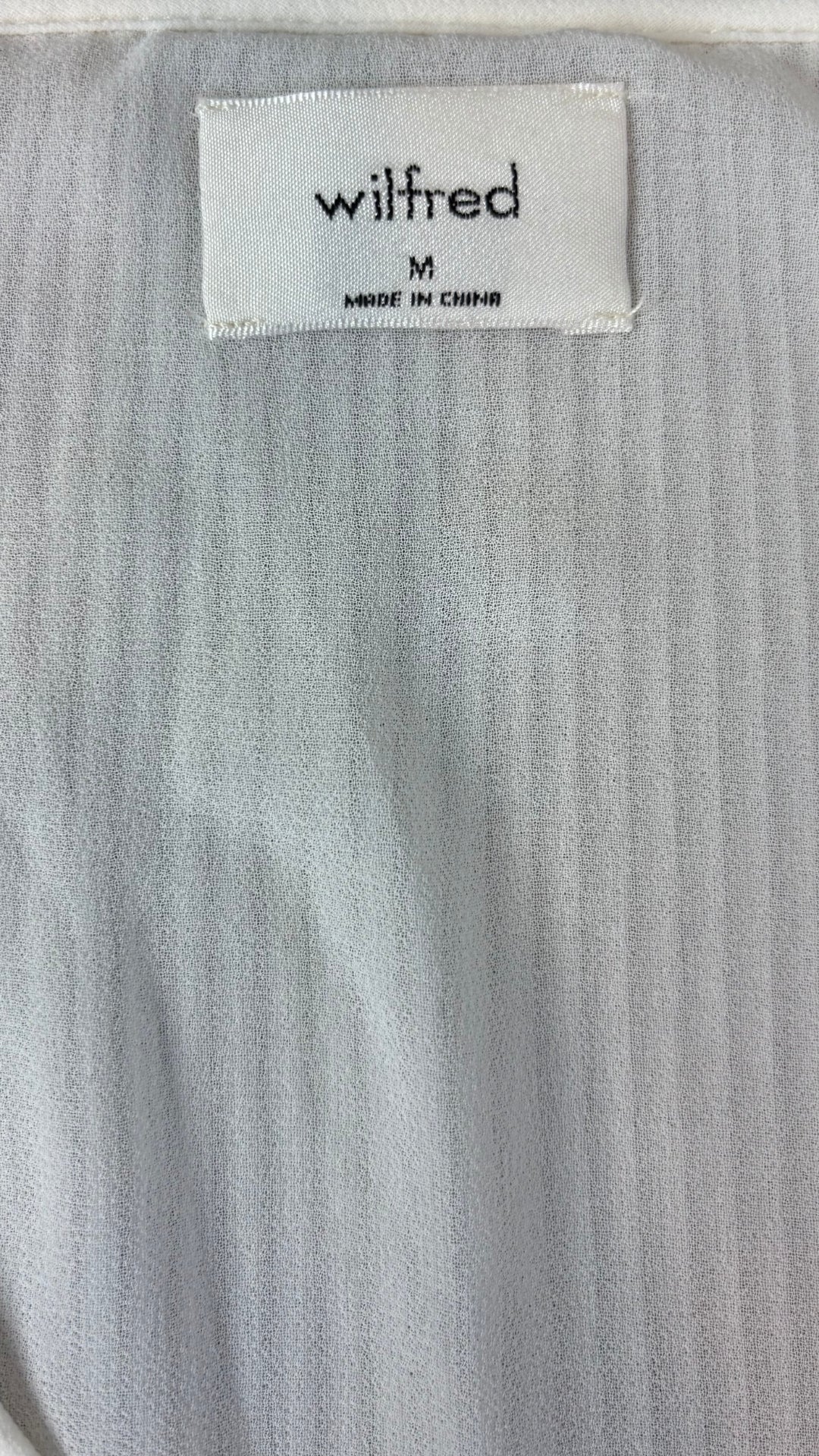 Blouse fluide plissée crème Wilfred, modèle Daydreamer, taille medium. Vue de l'étiquette.