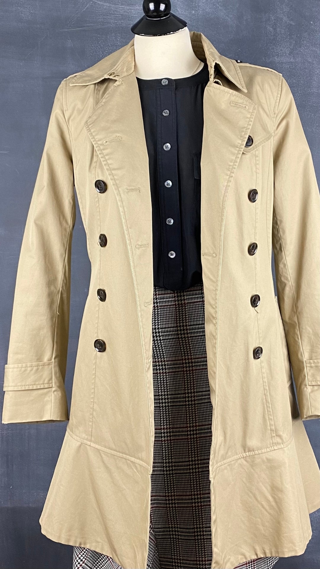 Blouse fluide en soie noire Banana Republic, taille medium. Vue de l'agencement avec la jupe Impérial et le trench Banana Republic.
