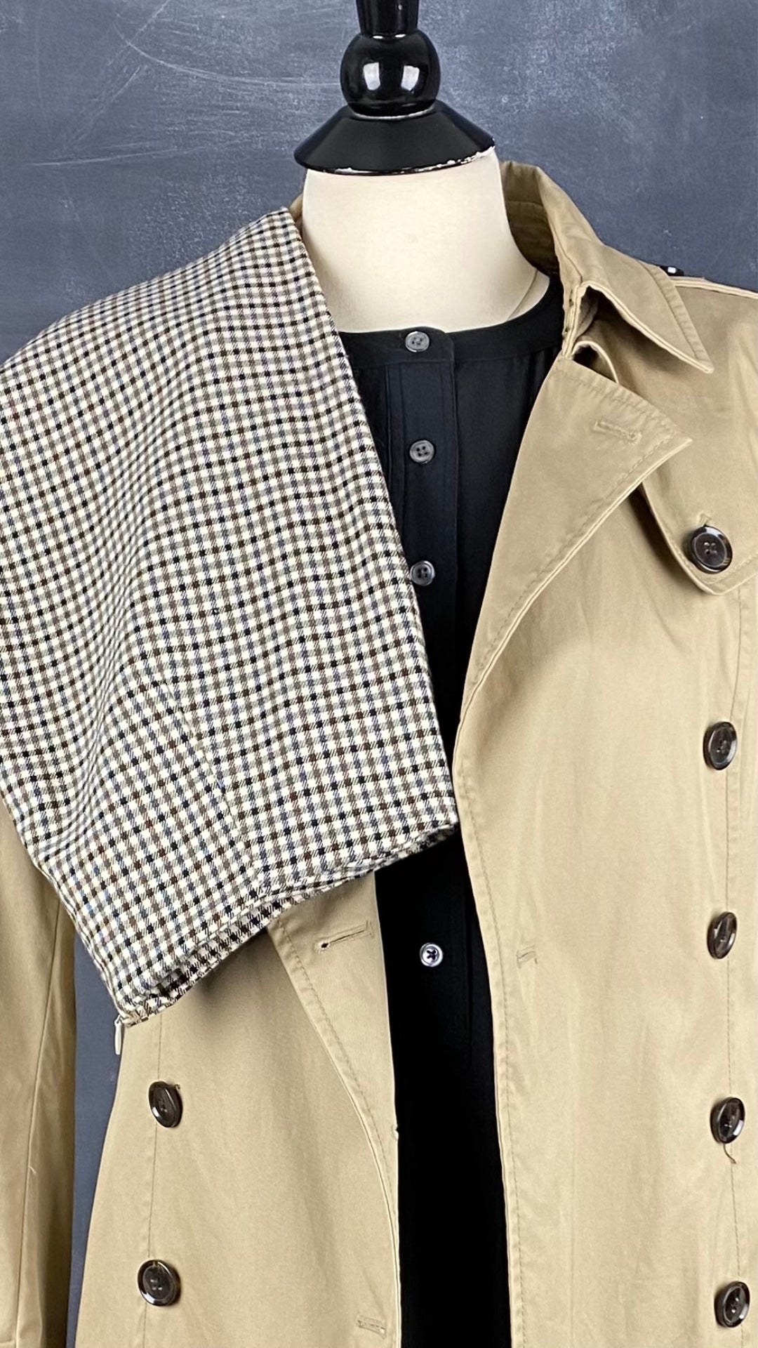 Blouse fluide en soie noire Banana Republic, taille medium. Vue de l'agencement avec le pantalon pied de poule Essentiels Co et le trench Banana Republic.