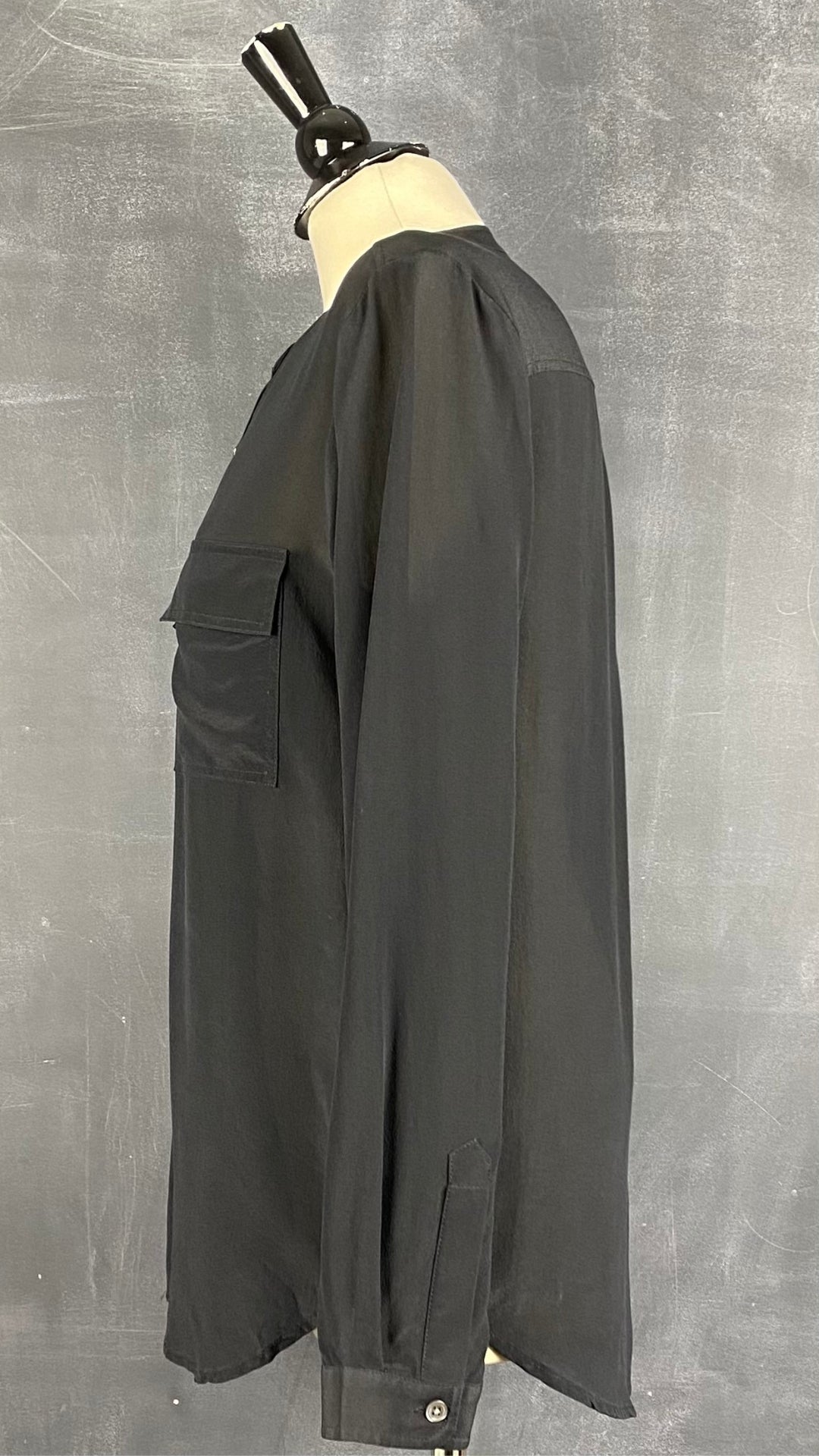 Blouse fluide en soie noire Banana Republic, taille medium. Vue de côté.