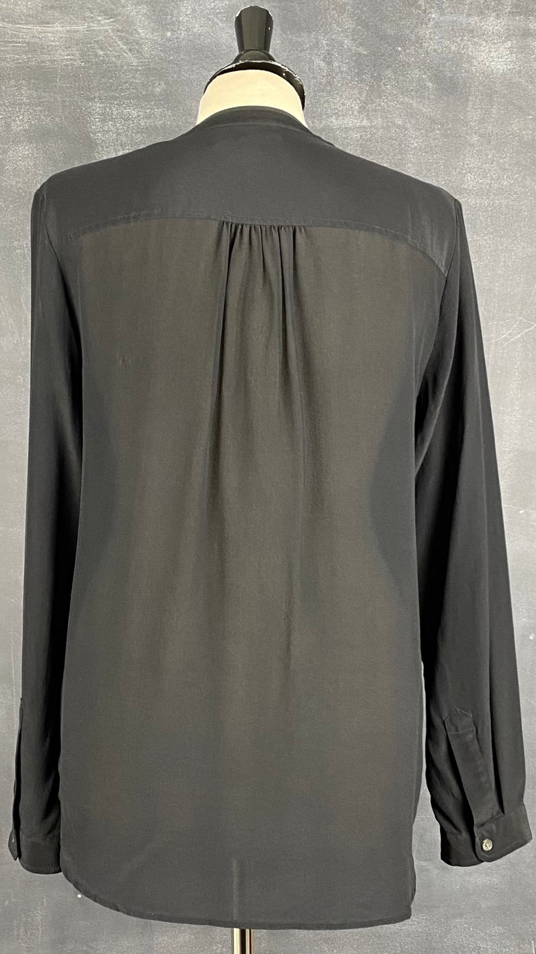 Blouse fluide en soie noire Banana Republic, taille medium. Vue de dos.