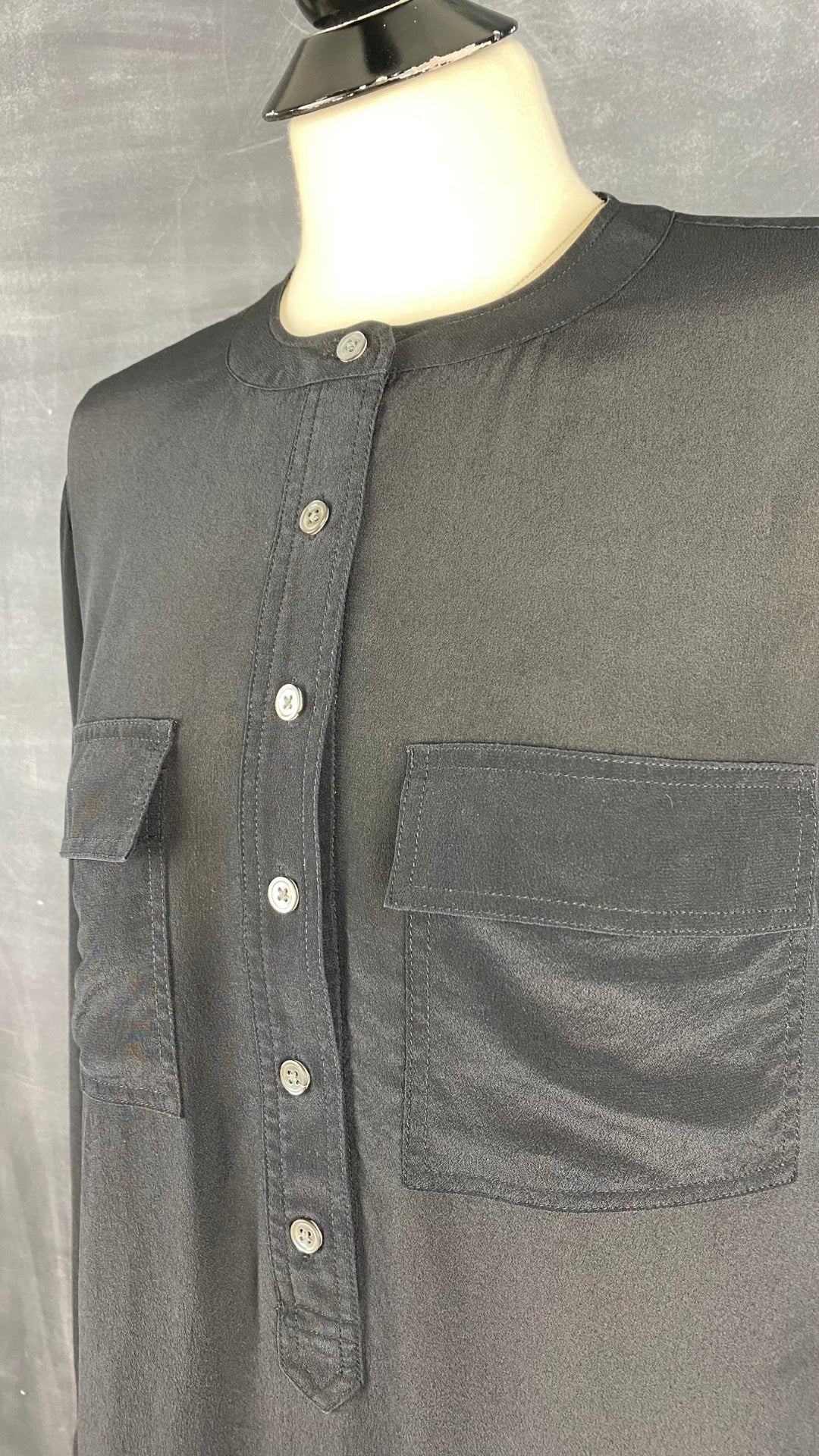 Blouse fluide en soie noire Banana Republic, taille medium. Vue de l'encolure.