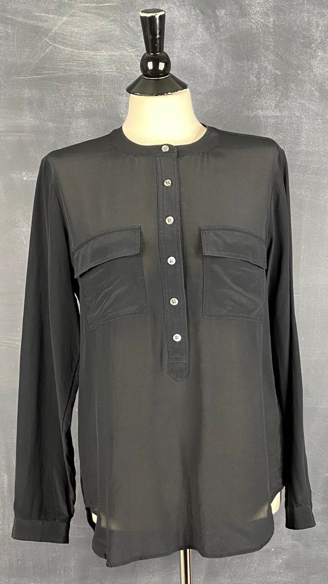 Blouse fluide en soie noire Banana Republic, taille medium. Vue de face.