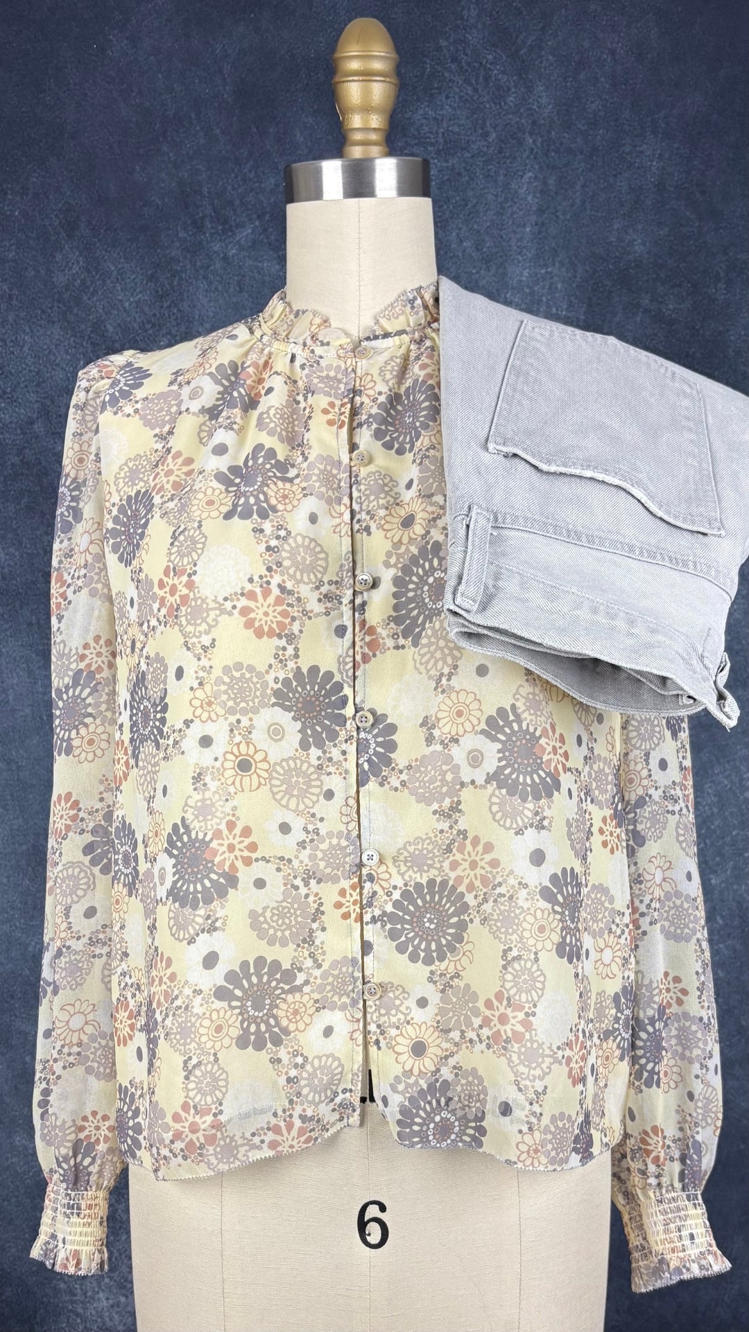 Blouse légère florale vaporeuse Wilfred, taille xs. Vue de l'agencement avec le jeans Agolde gris pâle à taille croisé.