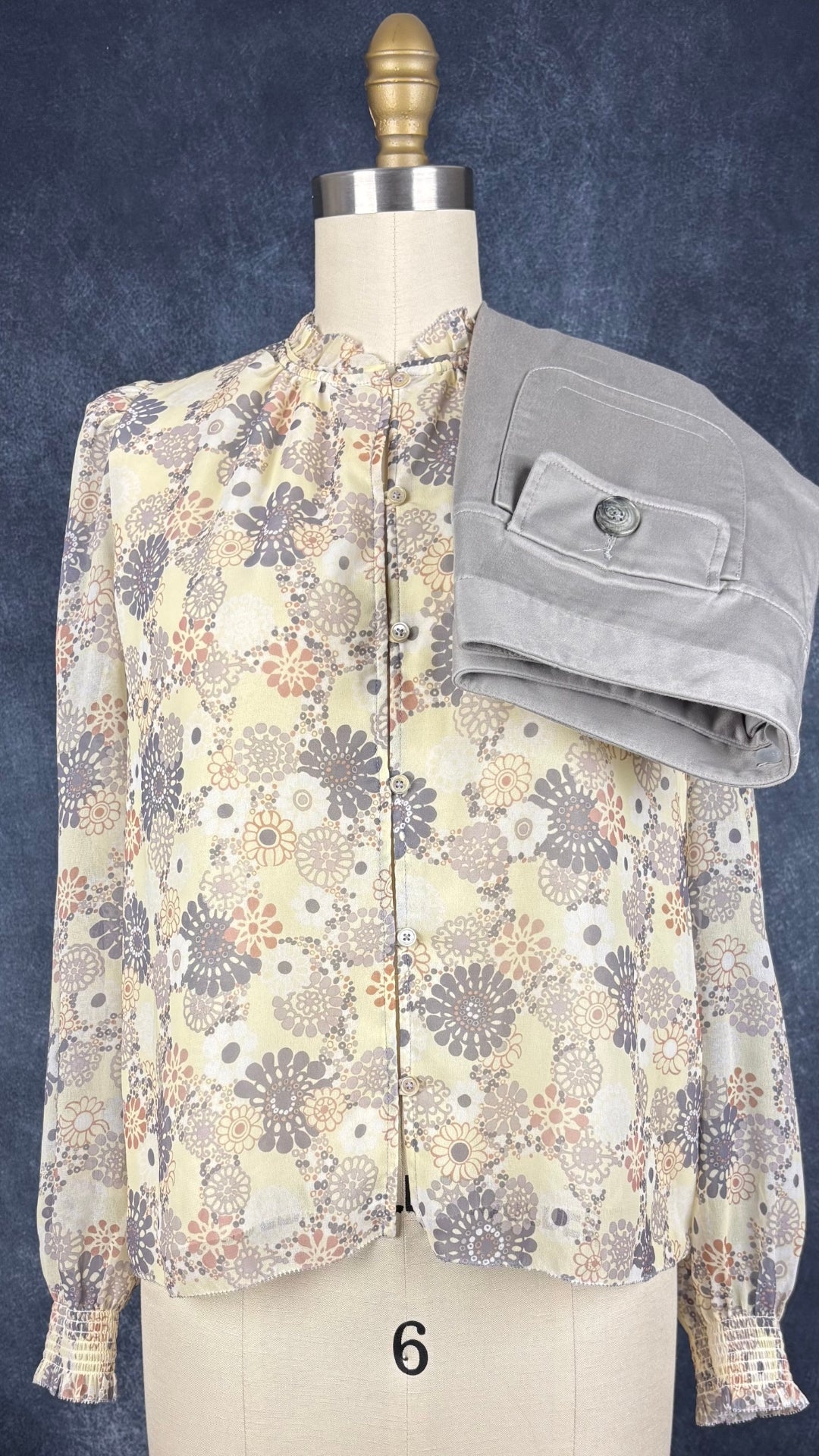 Blouse légère florale vaporeuse Wilfred, taille xs. Vue de l'agencement avec le pantalon greige Andy The Anh.