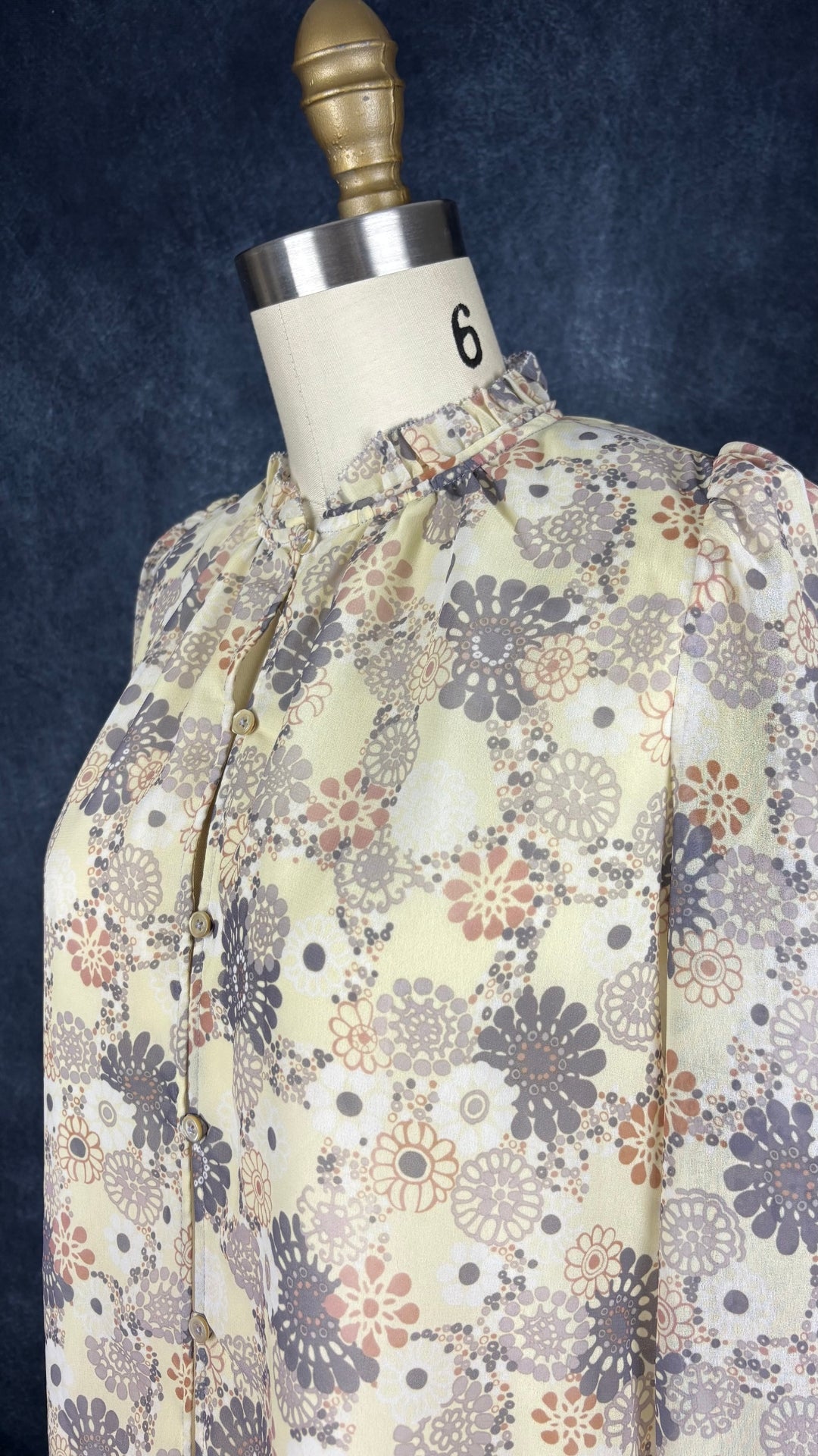 Blouse légère florale vaporeuse Wilfred, taille xs. Vue de l'encolure.