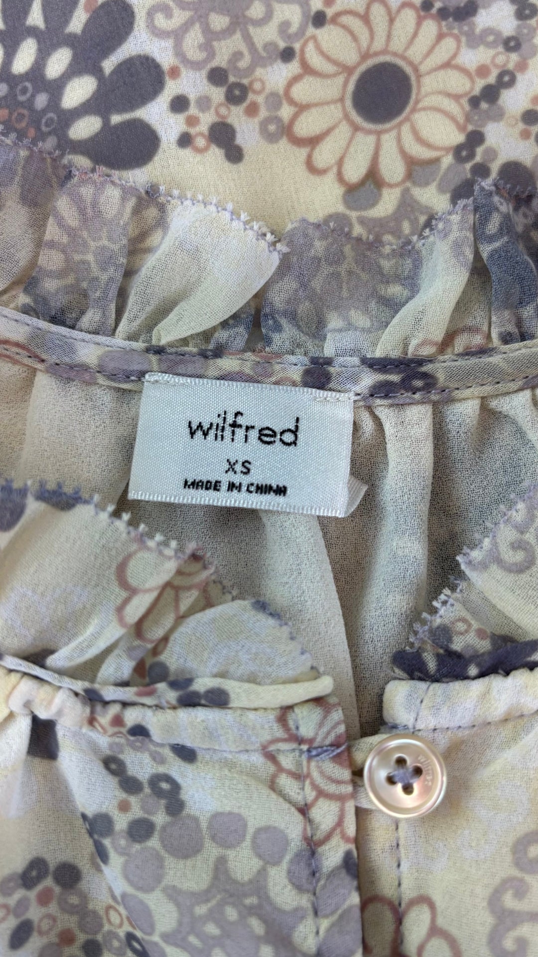Blouse légère florale vaporeuse Wilfred, taille xs. Vue de l'étiquette.