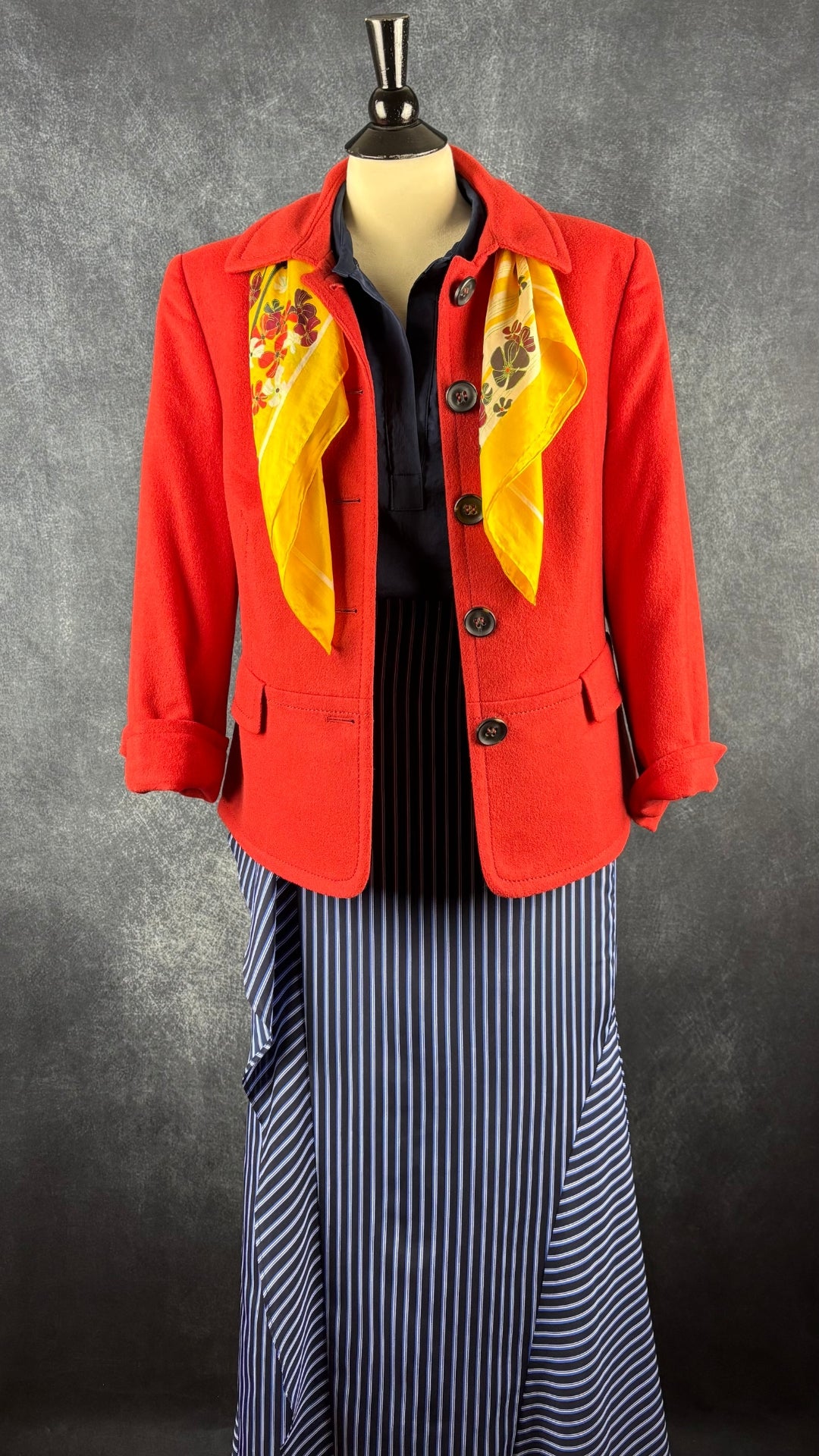 Blouse légère et fluide marine Banana Republic, taille xl. Vue de l'agencement avec la jupe à rayures, le blazer orangé Gerry Weber et le foulard jaune floral en soie.