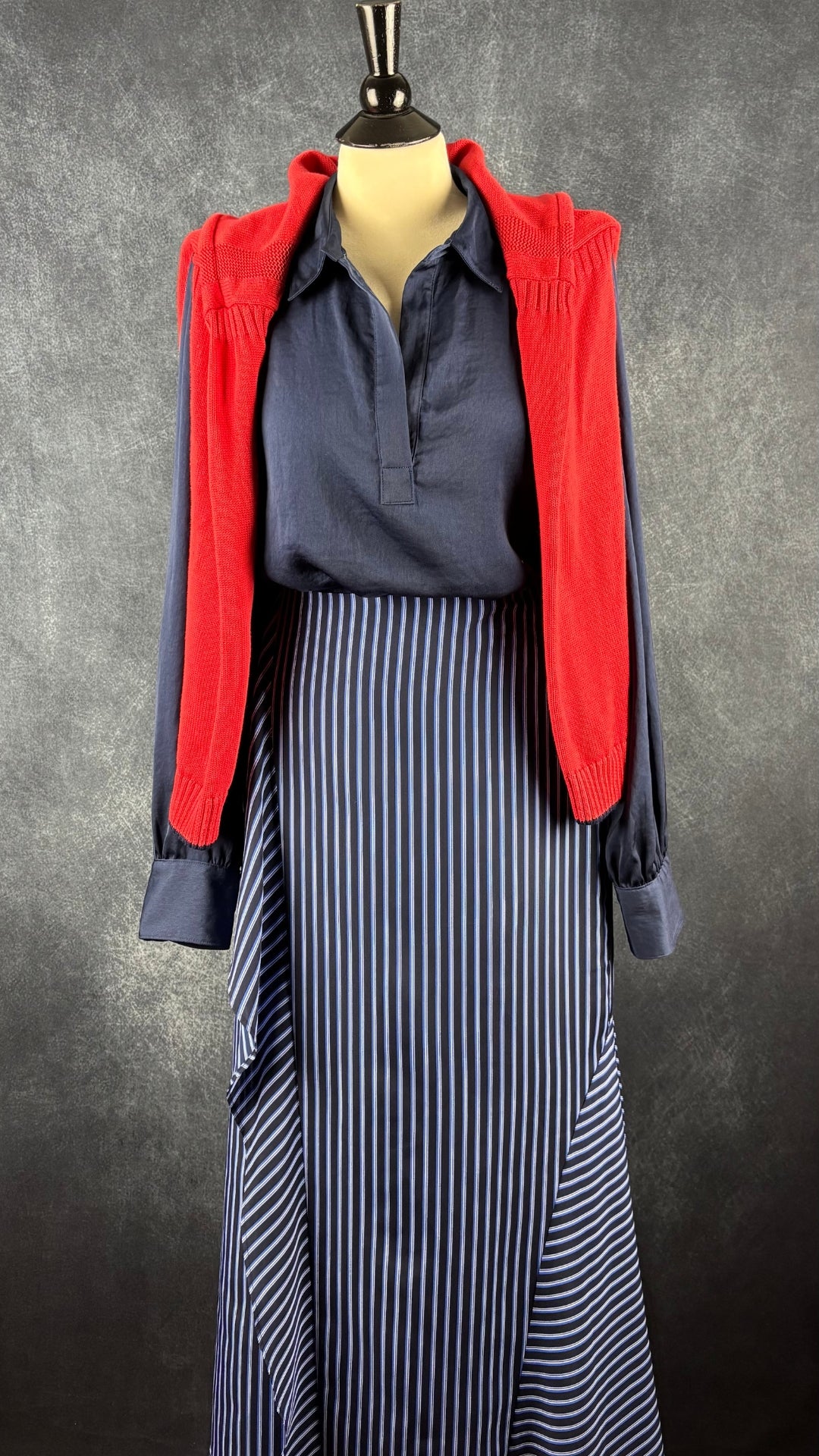 Blouse légère et fluide marine Banana Republic, taille xl. Vue de l'agencement avec la jupe à rayures et le tricot de coton doux rouge clair.