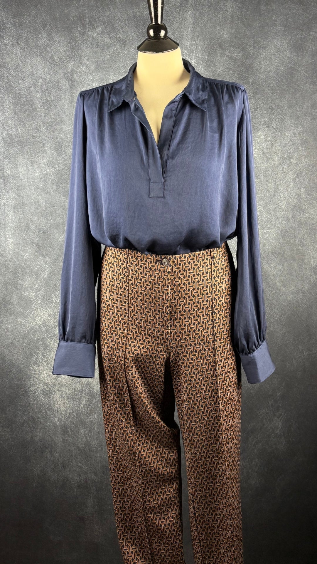Blouse légère et fluide marine Banana Republic, taille xl. Vue de l'agencement avec le pantalon à motifs Cambio.
