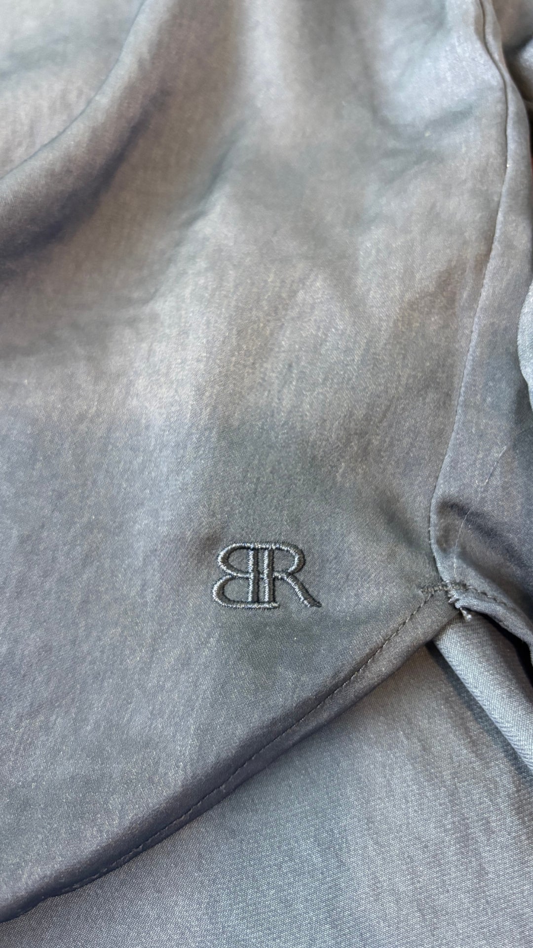 Blouse légère et fluide marine Banana Republic, taille xl. Vue de près du détail brodé près de l'ourlet.