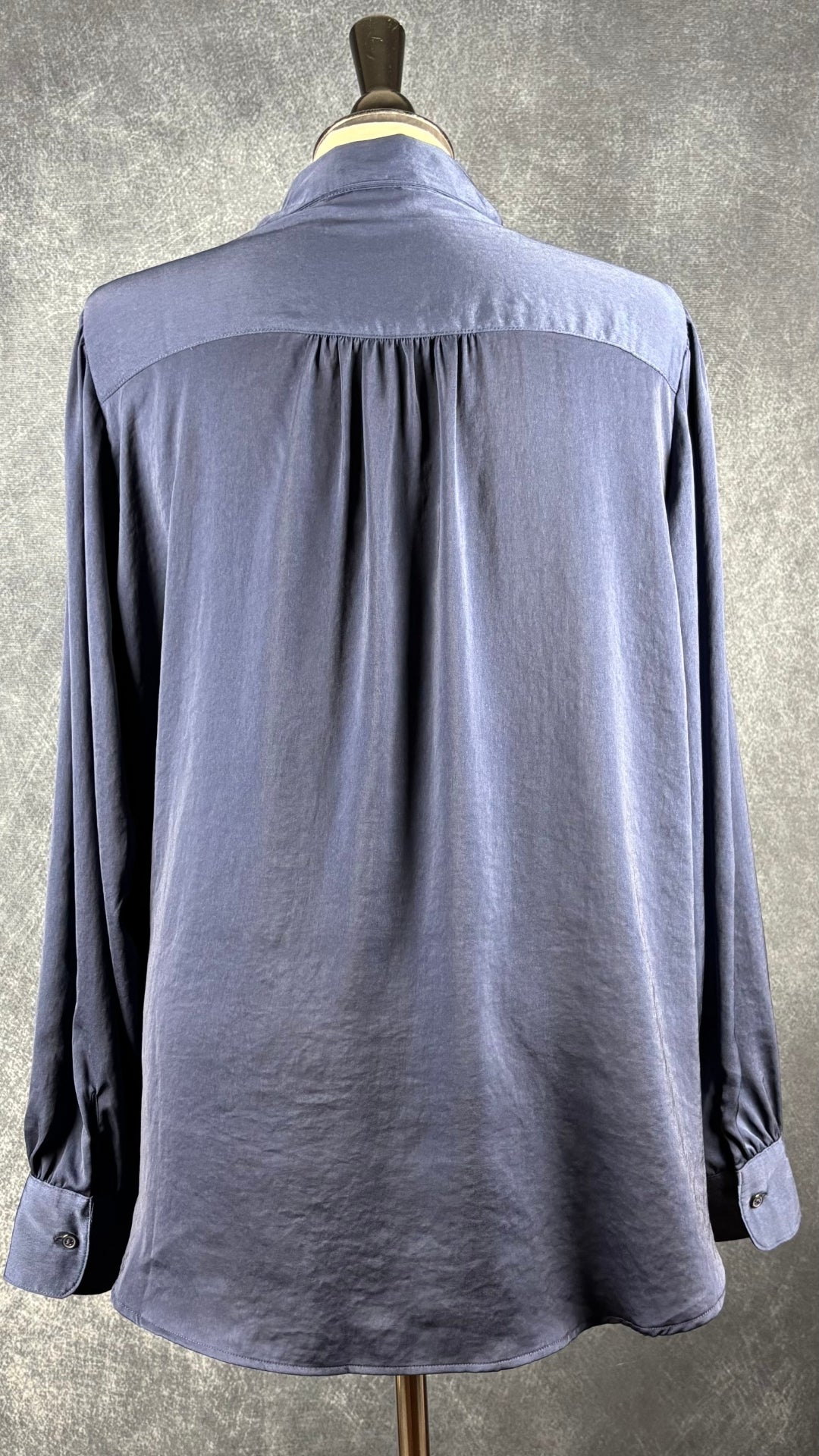 Blouse légère et fluide marine Banana Republic, taille xl. Vue de dos.