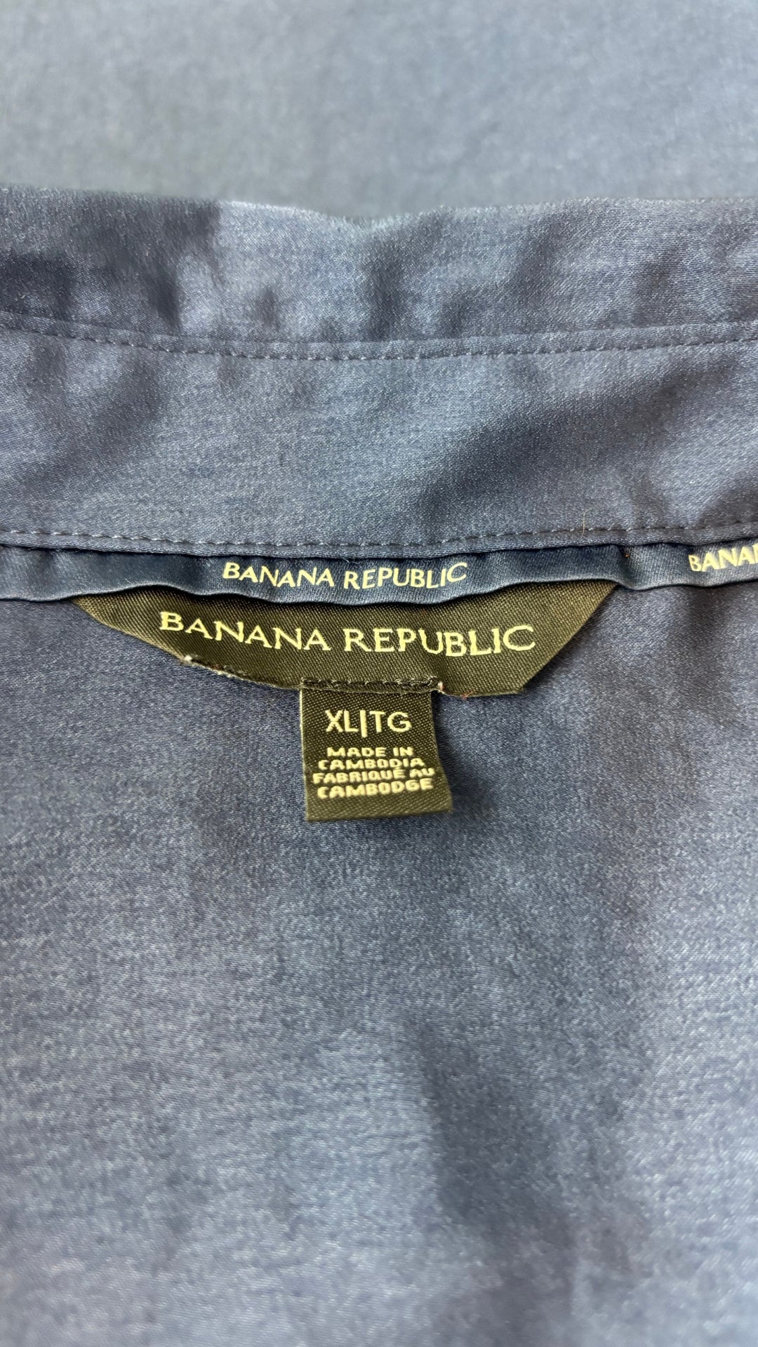 Blouse légère et fluide marine Banana Republic, taille xl. Vue de l'étiquette.
