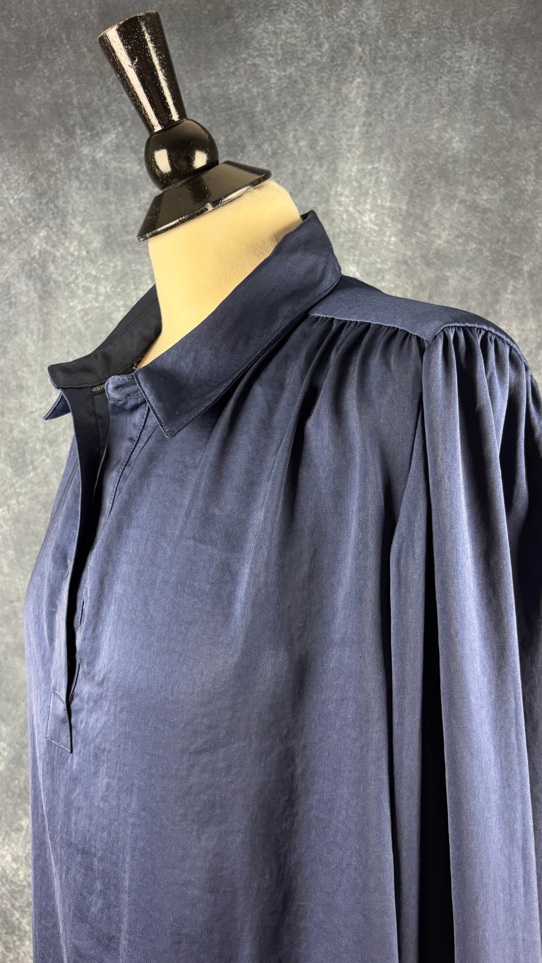 Blouse légère et fluide marine Banana Republic, taille xl. Vue de l'encolure.