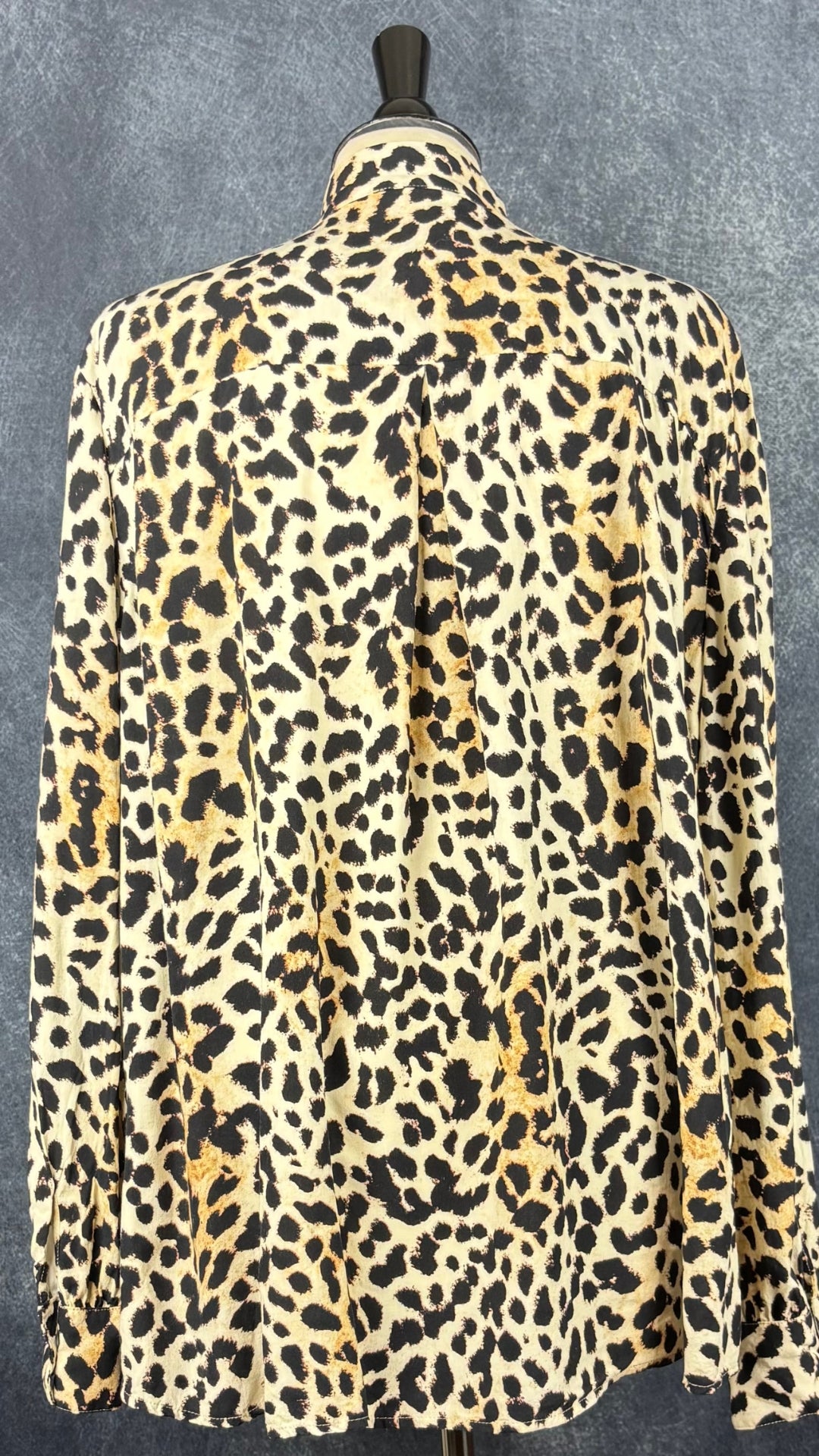 Blouse léopard à encolure lavallière et frisons de chaque côté de la boutonnière, Marc Aurel, taille 46 (l/xl). Vue de dos.