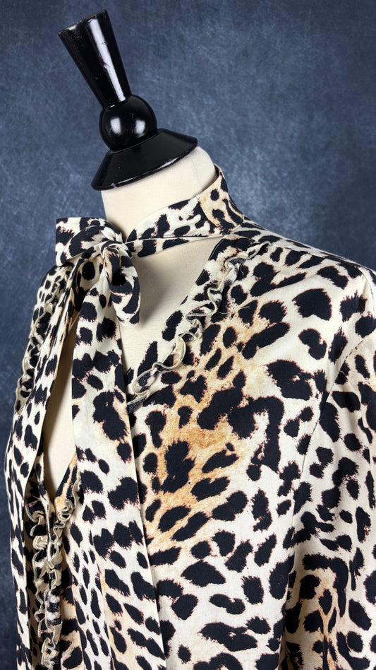 Blouse léopard à encolure lavallière et frisons de chaque côté de la boutonnière, Marc Aurel, taille 46 (l/xl). Vue de l'encolure.