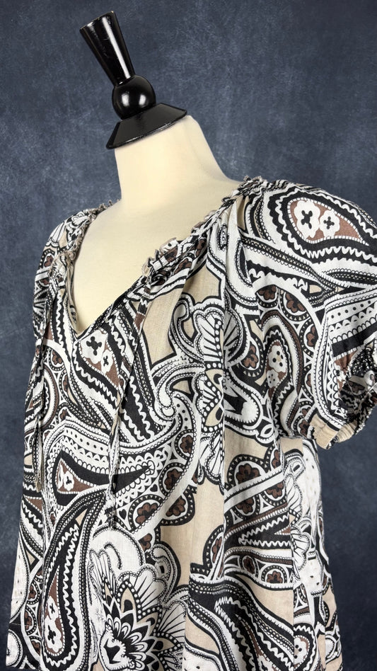 Blouse en lin à motifs neutres Part Two, taille 36 fait ample (entre small et large je dirais). Vue de l'encolure.