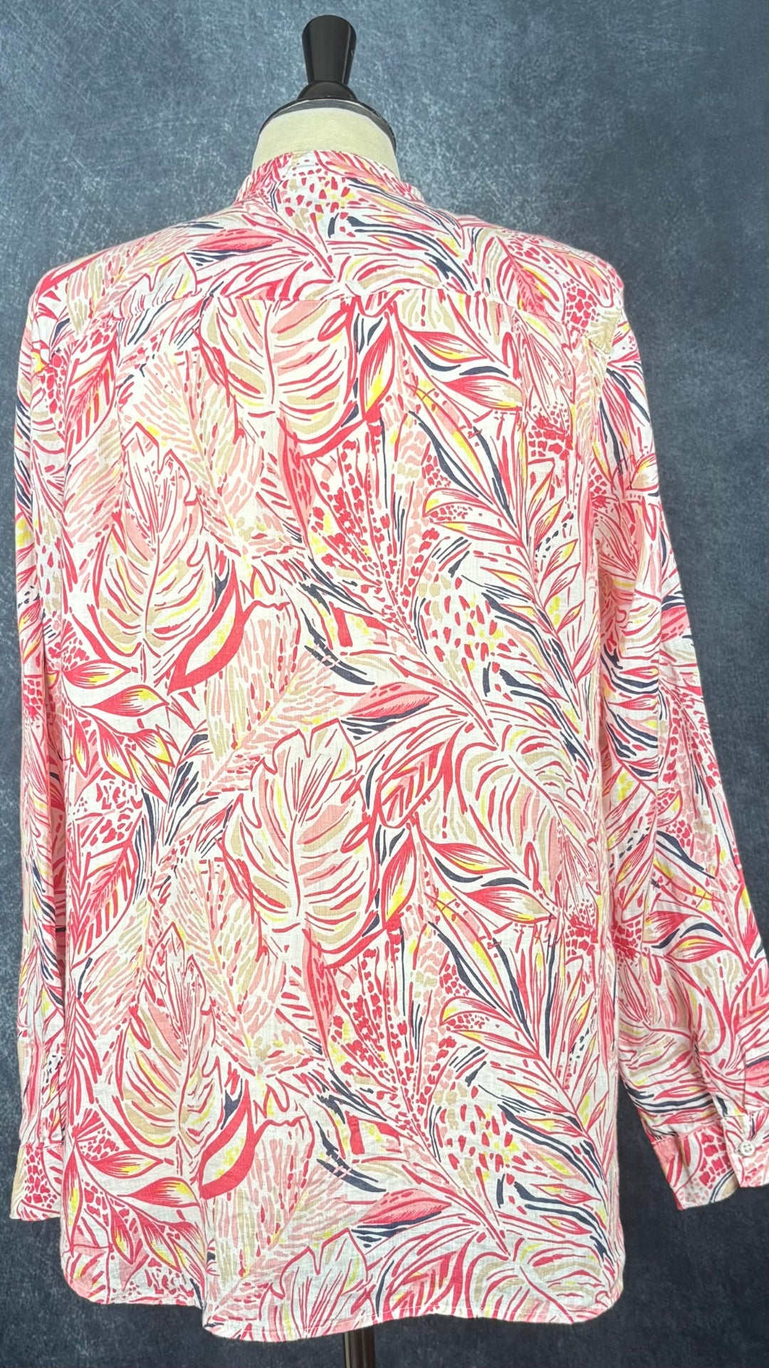 Blouse en lin à motifs tropicaux colorés Brax, taille 38 (medium). Vue de dos.