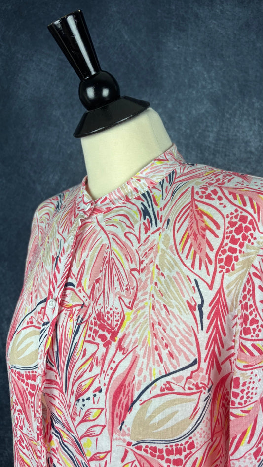 Blouse en lin à motifs tropicaux colorés Brax, taille 38 (medium). Vue de l'encolure.